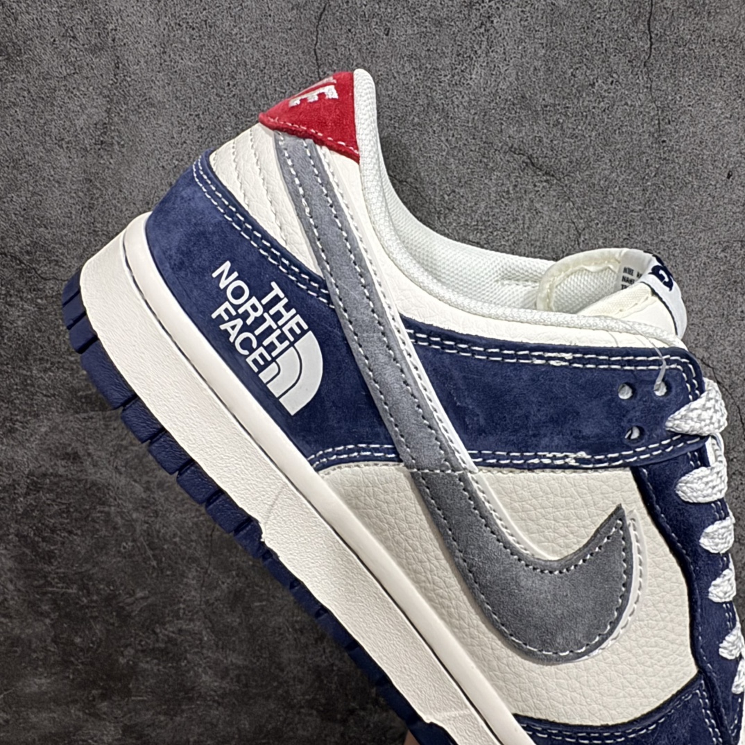 图片[7]-【定制版】The North Face x Nike Dunk Low 米蓝灰勾n此款主张打破传统的工业化流水线设计限制，以Made by ideas的超级创意为理念，集结众多潮流设计师，结合时下最ing潮流风尚，为潮流爱好者打造彰品自我的专属潮品。同时尊重每个年轻人对于潮流的理解与选择，主张“让每个年轻人塑造自己的潮流”。 货号：YX5066-251 Size：36 36.5 37.5 38 38.5 39 40 40.5 41 42 42.5 43 44 44.5 45 编码：HXS320340-莆田鞋批发中心