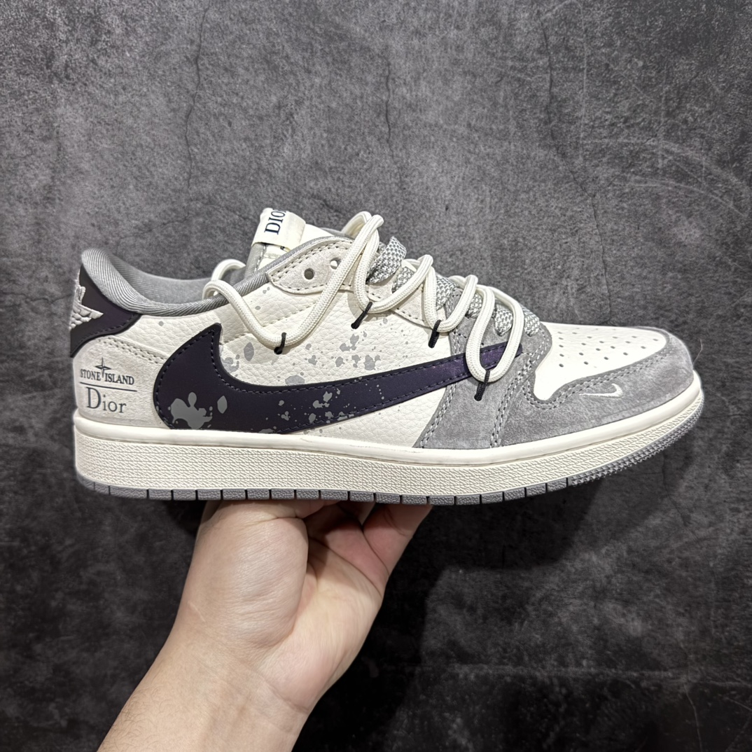 【定制版】Travis Scott x Fragment Design x Air Jordan 1 Low OG SP AJ1 迪奥联名-泼墨抽绳 低帮文化休闲板鞋 DM9288-002rn#多方联名合作融合了Travis Scott 独特的音乐风格，藤原浩个性的设计风格以及Jordan品牌的经典元素 使其成为一双具有独特身份和价值的鞋子 清新而立体的外观加上联名标识更突出了其独特身份 这种配色方案显示出活力和时尚感 在视觉上引人注目  鞋身的质感和细腻的细节处理使其显得高端而格调十足  这款“倒钩”联名是设计与创意完美结合 融合多方的个性风格是一款备受瞩目的潮流鞋款r 尺码：36 36.5 37.5 38 38.5 39 40 40.5 41 42 42.5 43 44 44.5 45 编码：HXS340360-莆田鞋批发中心