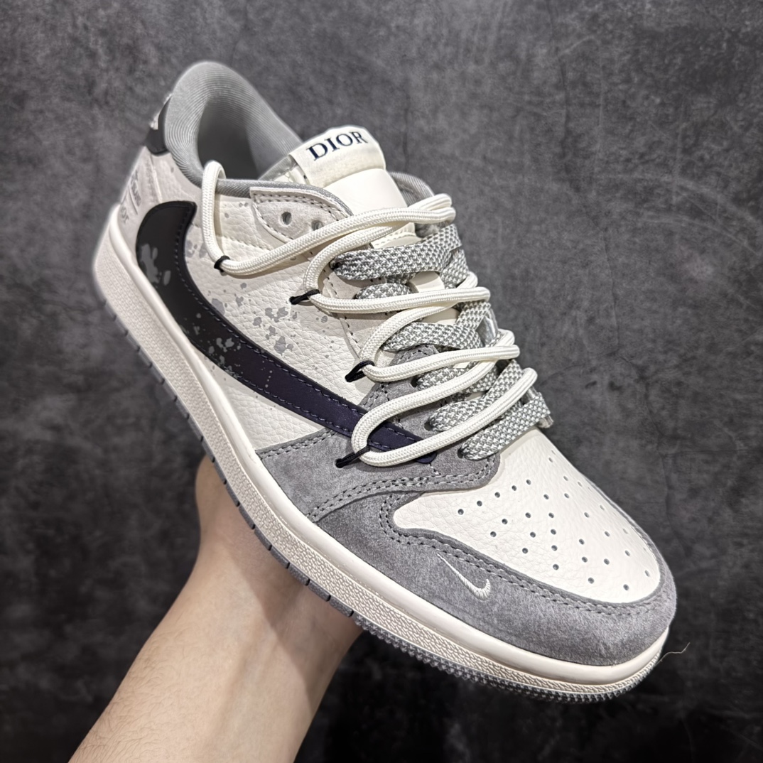 图片[3]-【定制版】Travis Scott x Fragment Design x Air Jordan 1 Low OG SP AJ1 迪奥联名-泼墨抽绳 低帮文化休闲板鞋 DM9288-002rn#多方联名合作融合了Travis Scott 独特的音乐风格，藤原浩个性的设计风格以及Jordan品牌的经典元素 使其成为一双具有独特身份和价值的鞋子 清新而立体的外观加上联名标识更突出了其独特身份 这种配色方案显示出活力和时尚感 在视觉上引人注目  鞋身的质感和细腻的细节处理使其显得高端而格调十足  这款“倒钩”联名是设计与创意完美结合 融合多方的个性风格是一款备受瞩目的潮流鞋款r 尺码：36 36.5 37.5 38 38.5 39 40 40.5 41 42 42.5 43 44 44.5 45 编码：HXS340360-莆田鞋批发中心