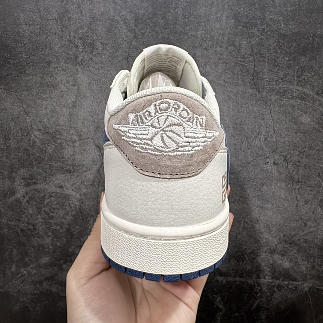 图片[4]-【定制版】Travis Scott x Fragment Design x Air Jordan 1 Low OG SP AJ1 纪梵希联名-米蓝勾蓝底 低帮文化休闲板鞋 LX1988-109rn#多方联名合作融合了Travis Scott 独特的音乐风格，藤原浩个性的设计风格以及Jordan品牌的经典元素 使其成为一双具有独特身份和价值的鞋子 清新而立体的外观加上联名标识更突出了其独特身份 这种配色方案显示出活力和时尚感 在视觉上引人注目  鞋身的质感和细腻的细节处理使其显得高端而格调十足  这款“倒钩”联名是设计与创意完美结合 融合多方的个性风格是一款备受瞩目的潮流鞋款r 尺码：36 36.5 37.5 38 38.5 39 40 40.5 41 42 42.5 43 44 44.5 45  编码：HXS320340-莆田鞋批发中心