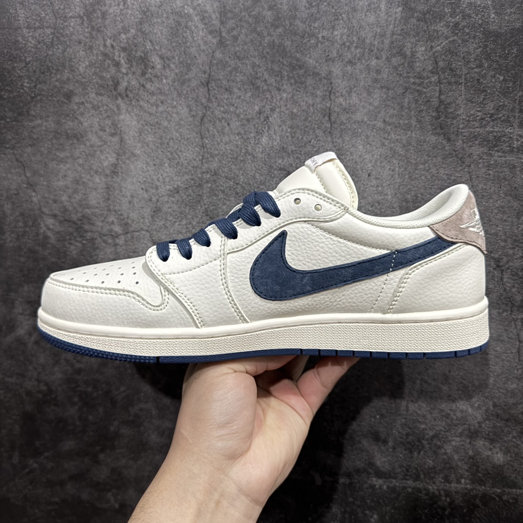 图片[2]-【定制版】Travis Scott x Fragment Design x Air Jordan 1 Low OG SP AJ1 纪梵希联名-米蓝勾蓝底 低帮文化休闲板鞋 LX1988-109rn#多方联名合作融合了Travis Scott 独特的音乐风格，藤原浩个性的设计风格以及Jordan品牌的经典元素 使其成为一双具有独特身份和价值的鞋子 清新而立体的外观加上联名标识更突出了其独特身份 这种配色方案显示出活力和时尚感 在视觉上引人注目  鞋身的质感和细腻的细节处理使其显得高端而格调十足  这款“倒钩”联名是设计与创意完美结合 融合多方的个性风格是一款备受瞩目的潮流鞋款r 尺码：36 36.5 37.5 38 38.5 39 40 40.5 41 42 42.5 43 44 44.5 45  编码：HXS320340-莆田鞋批发中心