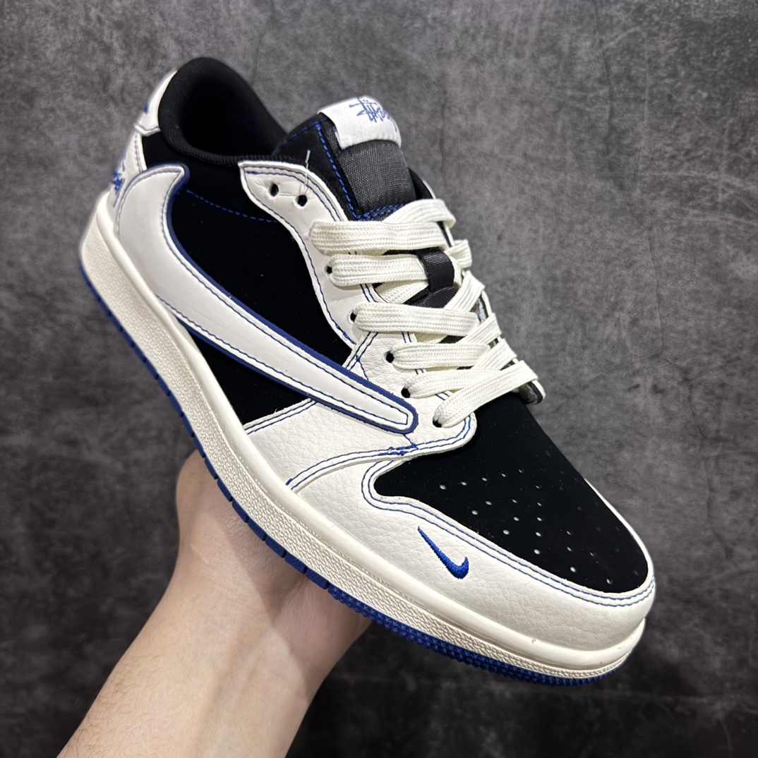 图片[3]-【定制版】Travis Scott x Fragment Design x Air Jordan 1 Low OG SP AJ1 斯图西联名-黑蓝线条 低帮文化休闲板鞋 SJ2068-113rn#多方联名合作融合了Travis Scott 独特的音乐风格，藤原浩个性的设计风格以及Jordan品牌的经典元素 使其成为一双具有独特身份和价值的鞋子 清新而立体的外观加上联名标识更突出了其独特身份 这种配色方案显示出活力和时尚感 在视觉上引人注目  鞋身的质感和细腻的细节处理使其显得高端而格调十足  这款“倒钩”联名是设计与创意完美结合 融合多方的个性风格是一款备受瞩目的潮流鞋款r 尺码：36 36.5 37.5 38 38.5 39 40 40.5 41 42 42.5 43 44 44.5 45  编码：HXS320340-莆田鞋批发中心