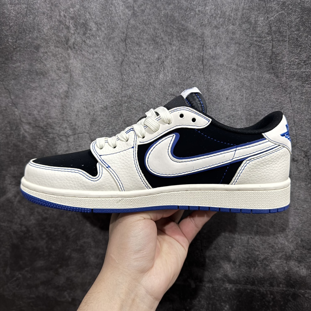 图片[2]-【定制版】Travis Scott x Fragment Design x Air Jordan 1 Low OG SP AJ1 斯图西联名-黑蓝线条 低帮文化休闲板鞋 SJ2068-113rn#多方联名合作融合了Travis Scott 独特的音乐风格，藤原浩个性的设计风格以及Jordan品牌的经典元素 使其成为一双具有独特身份和价值的鞋子 清新而立体的外观加上联名标识更突出了其独特身份 这种配色方案显示出活力和时尚感 在视觉上引人注目  鞋身的质感和细腻的细节处理使其显得高端而格调十足  这款“倒钩”联名是设计与创意完美结合 融合多方的个性风格是一款备受瞩目的潮流鞋款r 尺码：36 36.5 37.5 38 38.5 39 40 40.5 41 42 42.5 43 44 44.5 45  编码：HXS320340-莆田鞋批发中心