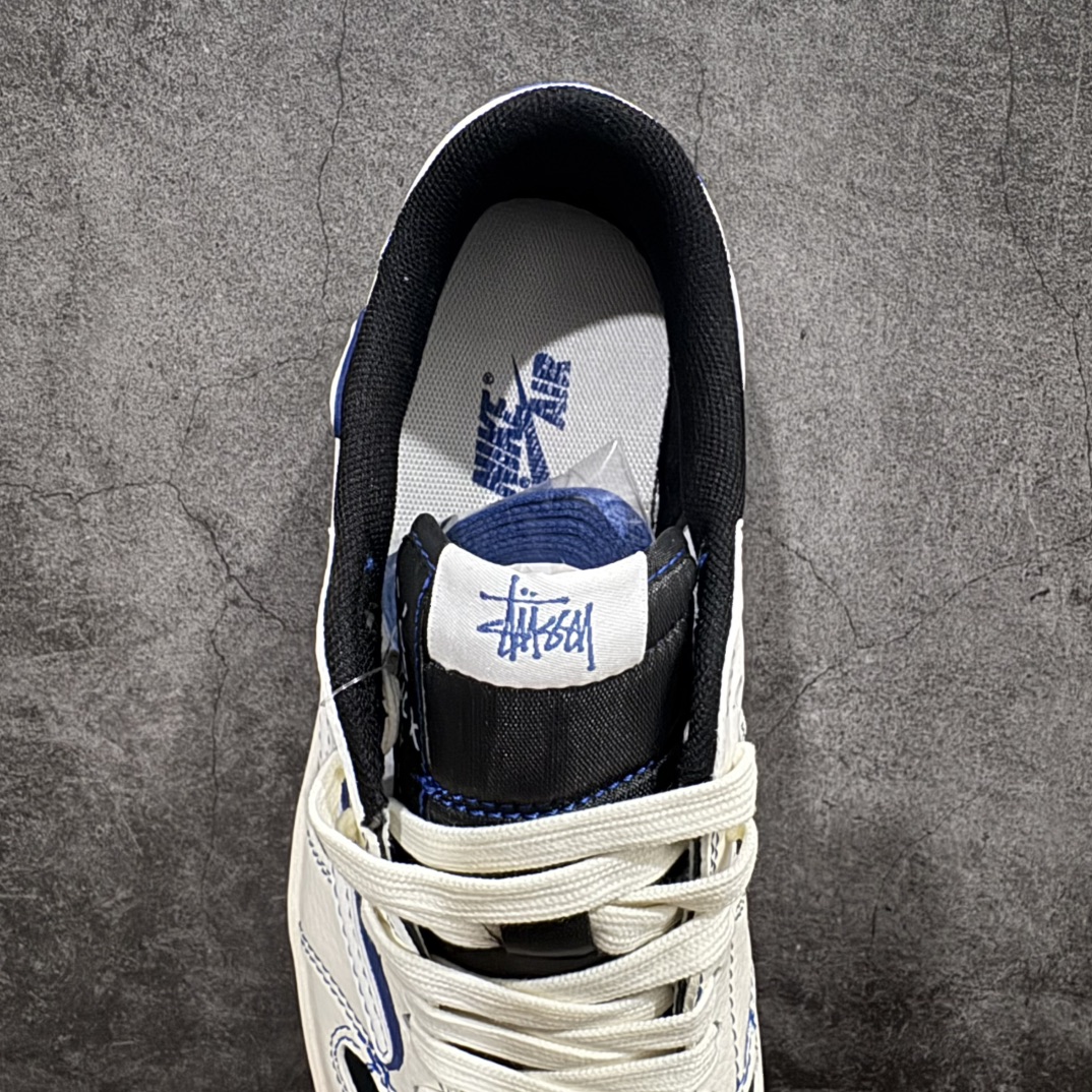 图片[8]-【定制版】Travis Scott x Fragment Design x Air Jordan 1 Low OG SP AJ1 斯图西联名-黑蓝线条 低帮文化休闲板鞋 SJ2068-113rn#多方联名合作融合了Travis Scott 独特的音乐风格，藤原浩个性的设计风格以及Jordan品牌的经典元素 使其成为一双具有独特身份和价值的鞋子 清新而立体的外观加上联名标识更突出了其独特身份 这种配色方案显示出活力和时尚感 在视觉上引人注目  鞋身的质感和细腻的细节处理使其显得高端而格调十足  这款“倒钩”联名是设计与创意完美结合 融合多方的个性风格是一款备受瞩目的潮流鞋款r 尺码：36 36.5 37.5 38 38.5 39 40 40.5 41 42 42.5 43 44 44.5 45  编码：HXS320340-莆田鞋批发中心