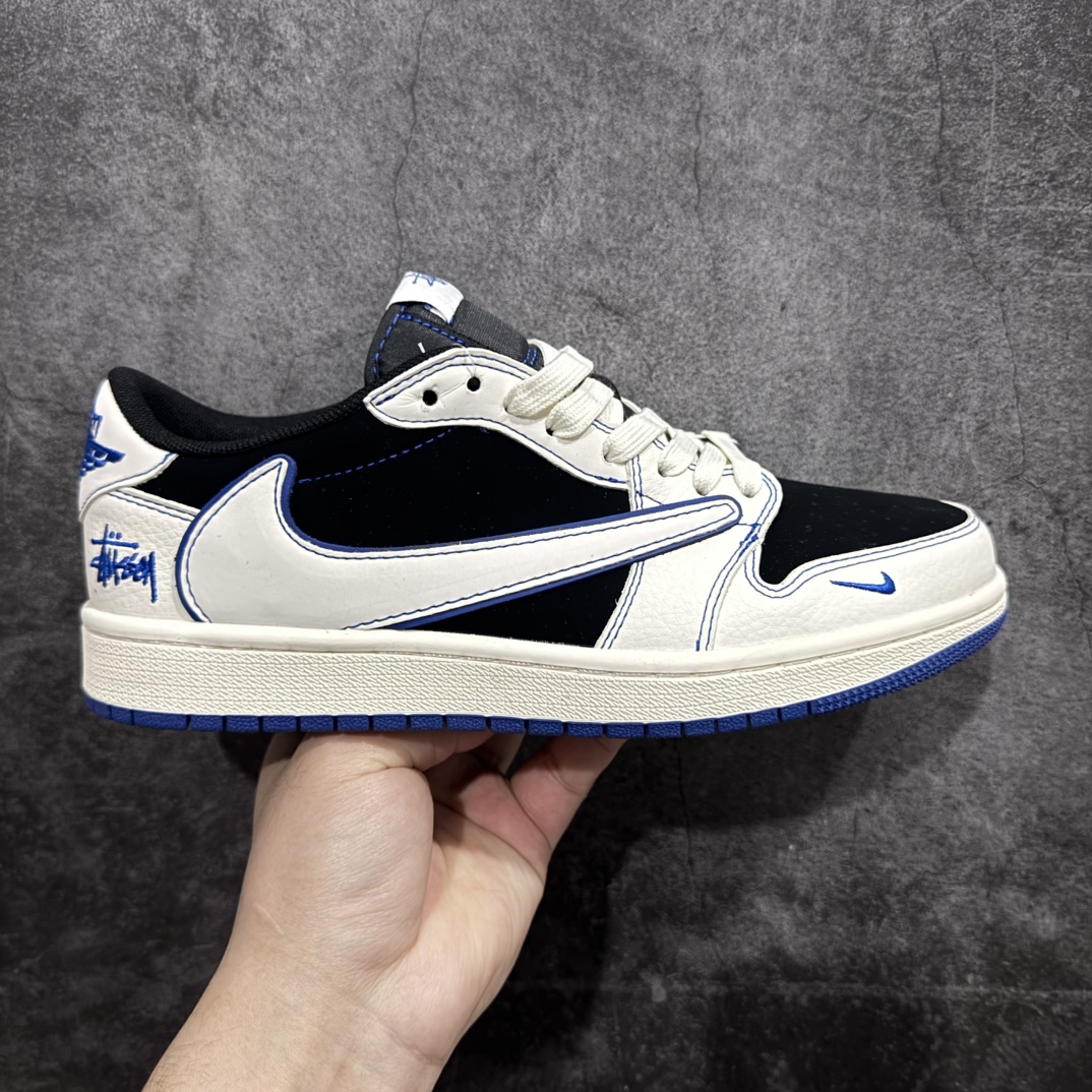 【定制版】Travis Scott x Fragment Design x Air Jordan 1 Low OG SP AJ1 斯图西联名-黑蓝线条 低帮文化休闲板鞋 SJ2068-113rn#多方联名合作融合了Travis Scott 独特的音乐风格，藤原浩个性的设计风格以及Jordan品牌的经典元素 使其成为一双具有独特身份和价值的鞋子 清新而立体的外观加上联名标识更突出了其独特身份 这种配色方案显示出活力和时尚感 在视觉上引人注目  鞋身的质感和细腻的细节处理使其显得高端而格调十足  这款“倒钩”联名是设计与创意完美结合 融合多方的个性风格是一款备受瞩目的潮流鞋款r 尺码：36 36.5 37.5 38 38.5 39 40 40.5 41 42 42.5 43 44 44.5 45  编码：HXS320340-莆田鞋批发中心