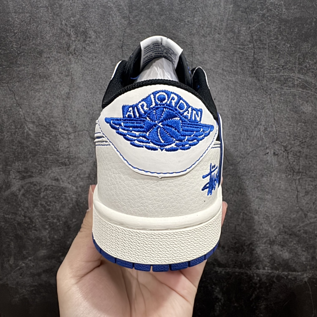 图片[4]-【定制版】Travis Scott x Fragment Design x Air Jordan 1 Low OG SP AJ1 斯图西联名-黑蓝线条 低帮文化休闲板鞋 SJ2068-113rn#多方联名合作融合了Travis Scott 独特的音乐风格，藤原浩个性的设计风格以及Jordan品牌的经典元素 使其成为一双具有独特身份和价值的鞋子 清新而立体的外观加上联名标识更突出了其独特身份 这种配色方案显示出活力和时尚感 在视觉上引人注目  鞋身的质感和细腻的细节处理使其显得高端而格调十足  这款“倒钩”联名是设计与创意完美结合 融合多方的个性风格是一款备受瞩目的潮流鞋款r 尺码：36 36.5 37.5 38 38.5 39 40 40.5 41 42 42.5 43 44 44.5 45  编码：HXS320340-莆田鞋批发中心