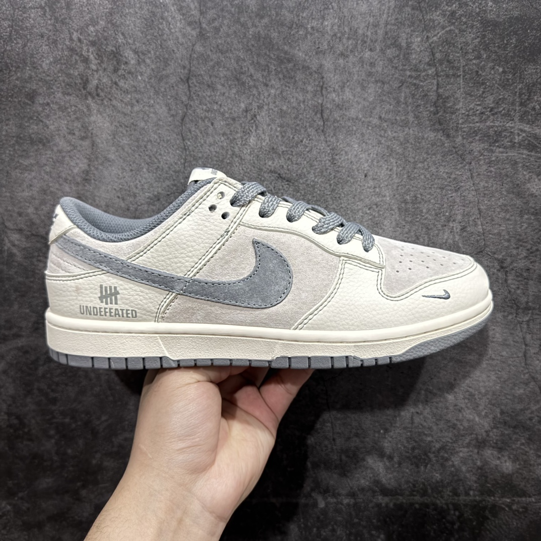 【定制版】Undefeated x Nike Dunk Low 米灰线条黑底n此款以简约大方的造型设计，给人以随性休闲的时尚格调，穿着舒适轻便，运动灵活自如，满足日常个性穿搭。 货号：BB7518-003 Size：36 36.5 37.5 38 38.5 39 40 40.5 41 42 42.5 43 44 44.5 45 编码：HXS320340-莆田鞋批发中心