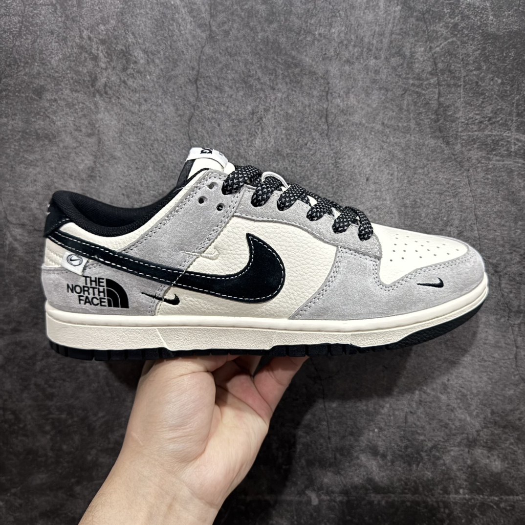 【定制版】The North Face x Nike Dunk Low 灰黑双小勾n此款主张打破传统的工业化流水线设计限制，以Made by ideas的超级创意为理念，集结众多潮流设计师，结合时下最ing潮流风尚，为潮流爱好者打造彰品自我的专属潮品。同时尊重每个年轻人对于潮流的理解与选择，主张“让每个年轻人塑造自己的潮流”。 货号：XX3168-108 Size：36 36.5 37.5 38 38.5 39 40 40.5 41 42 42.5 43 44 44.5 45 编码：HXS320340-莆田鞋批发中心