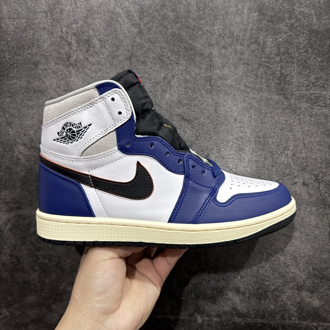 【莞产DG纯原】 Air Jordan AJ1 Retro High 刮刮乐新款  白蓝黑 DH5485-100nn全新批次 正确的版本n清洁度超高，所有细节经得起推敲 相当不错，外贸首选版本 高价零售推荐版本💪🏻原楦原纸板开发 极致一眼正品既视感 原厂皮料 原厂拉帮工艺 全部采用原厂电脑车 针距 边距完全同步原鞋 原厂特供皮料承诺百分百一致原鞋 鞋面清洁度最高QC检验标准 控制溢胶 飞翼3D高频深度立体 全市场仅此一家  鞋盒、防尘纸  均采购来自原厂Size：40 40.5 41 42 42.5 43 44 44.5 45 46 47.5 编码：X10330350-莆田鞋批发中心