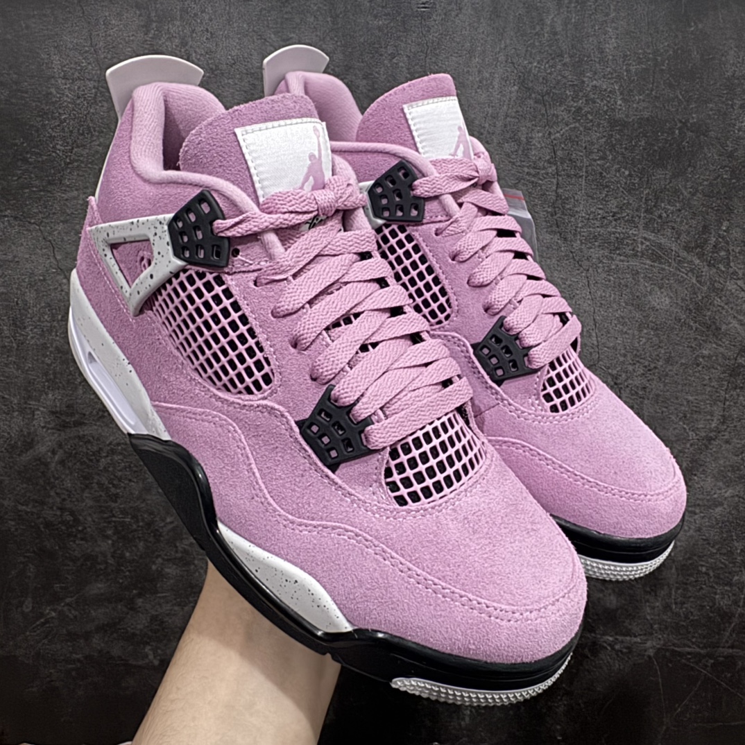 【GX/美版绿x】Air Jordan 4 Retro \”Orchid\” 粉黑麂皮 AJ4 乔丹4代 猛男粉AQ9129-501n圈内最强四代 独家外贸特供尺码含 45.5 49.5 50.5 耗时半年巨作 全套原纸板楦头开发 原厂特供皮料加持 确保原汁原味 完美呈现四代版型 一比一鞋头弧度高度鞋身弧度 数据细节工艺流程均保持原鞋一致 原厂TPU网格鞋带扣 正确内里网布 菱角分明不变形无多余毛边 柔软性质感一致于原鞋 市场唯一原厂鞋扣模具 背面可见隐藏注塑口 原厂织唛标 原厂飞人电绣工艺 尾指中部跳三针 独家绑鞋带手法 印刷中底布 四线拉帮 米色美纹纸贴合固定 进口港宝加持 后跟自然饱满 全鞋荧光划线卡点 追求极致完美 每一双都是工艺品 多重QC质检 超越公司货的品控标准 实实在在的免检产品  尺码：40 40.5 41 42 42.5 43 44 44.5 45 45.5 46 47.5 48.5 49.5 50.5 编码：SL490520-莆田鞋批发中心