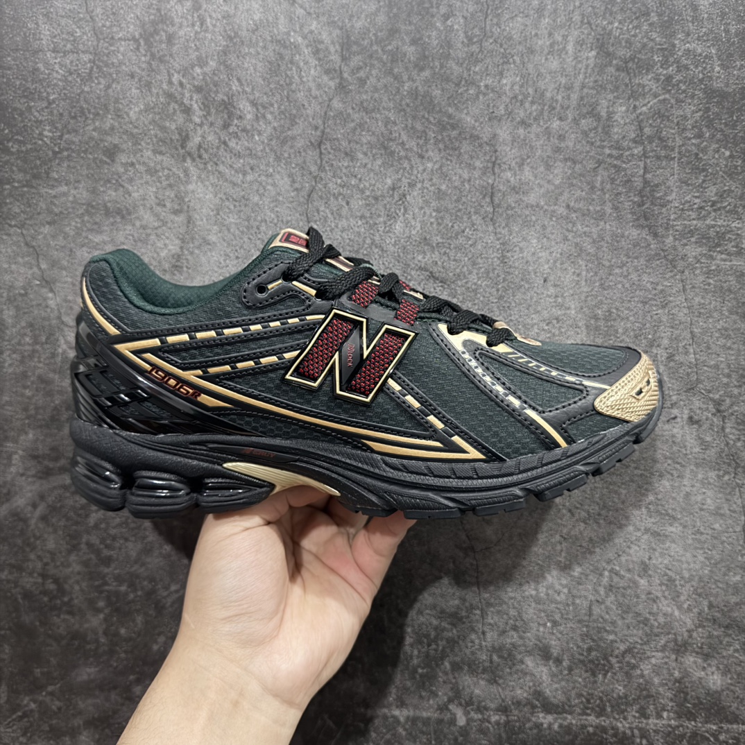 【纯原版】NB新百伦New Balance M1906R  M1906RKS 系列复古老爹风休闲运动慢跑鞋采用轻质牛剖革拼接透气网眼衬垫织物鞋面材质#T-Beam大底提供足步弓支撑，保持步态稳定#后跟搭载外露缓震胶 鞋身整体以各种深浅不一的灰色覆盖，鞋头以淡蓝色调装饰，网眼衬垫通过不规律的色块实现做旧的美感，泛黄的鞋底更是进一步增添了复古气息。 尺码：36 37 37.5 38 38.5 39.5 40 40.5 41.5 42 42.5 43 44 45 46.5 编码：JP260280-莆田鞋批发中心