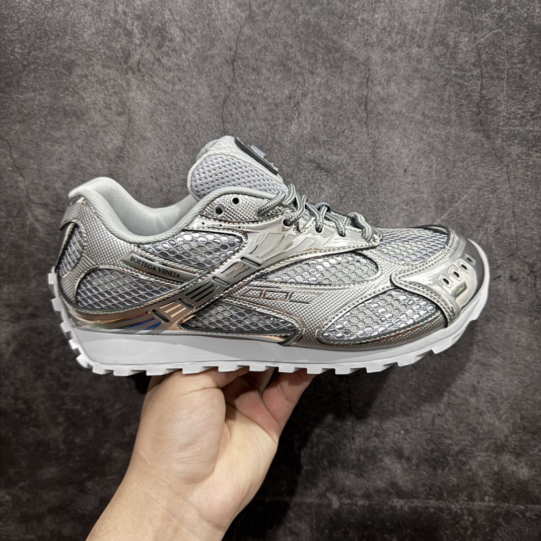 【纯原M版】BOTTEGA VENETA Orbit Runner BV葆蝶家时尚休闲王一博同款老爹鞋运动鞋n原版开发 一比一打造 相似度百分之99以上 市场一梯队级别品质 区别市场任何标文顶级品质版本 采用轻质科技网布面料 搭配几何图案设计橡胶外底 王炸系列 高版本 认准套包工艺 实际增高很多哦 还是一样显腿细非常nice 耐玩耐造 对标对版 套包鞋工艺 认准高版本 大底选用拼色TPU大底 配置原版包装  尺码：35 36 37 38 39 40 41 42 43 44 45 编码：AC420440-莆田鞋批发中心