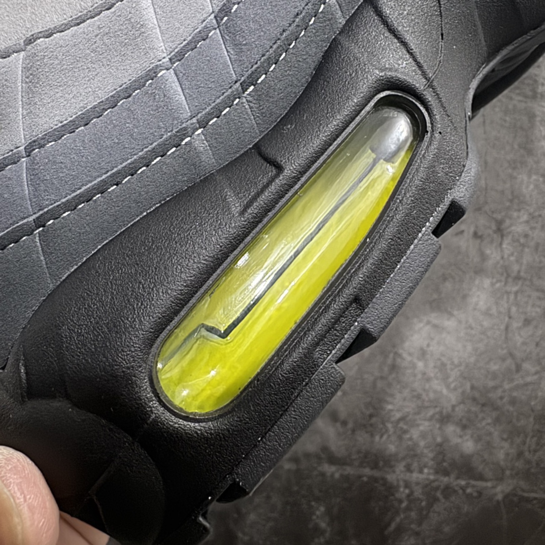 图片[5]-【GX纯原】NIKE 耐克 Air Max 95 潮流百搭 气垫缓震慢跑鞋 休闲防滑运动鞋！ 原鞋一比一开发 过验级别品质 独家私模开发 多次调教细节完全对版 原厂气垫气压足，保证脚感与原版一致 鞋面材料卡色也与原版一致 外贸专供 最大做到48.5 Nike耐克跑步鞋经典透气舒适运动鞋休闲鞋。为了迎接今年的世界地球日，Nike 为此推出了这款全新配色的 Air Max 95，以往这个主题的产品 Nike 选择了大地色系为主体，今年也不例外。整鞋材质使用工程网布和帆布相结合，配色则是泥土和大地色系。logo刺绣、对比拼接细节、圆头、正面系带、鞋垫饰有标志、标志性Air Max鞋底。Air Max 95 凭借流畅的造型、经典的开窗气垫，时至今日仍然是众多潮人备受喜爱的球鞋之一 货号：CT1689-001 尺码： 40-48.5-选品中心