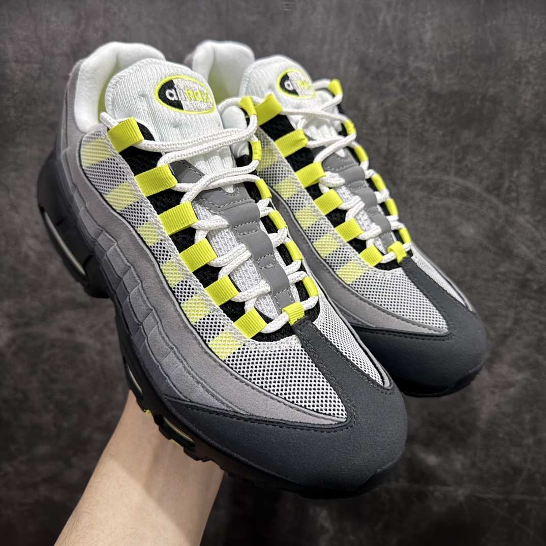 【GX纯原】NIKE 耐克 Air Max 95 潮流百搭 气垫缓震慢跑鞋 休闲防滑运动鞋! 原鞋一比一开发 过验级别品质 独家私模开发 多次调教细节完全对版 原厂气垫气压足,保证脚感与原版一致 鞋面材料卡色也与原版一致 外贸专供 最大做到48.5 Nike耐克跑步鞋经典透气舒适运动鞋休闲鞋。为了迎接今年的世界地球日,Nike 为此推出了这款全新配色的 Air Max 95,以往这个主题的产品 Nike 选择了大地色系为主体,今年也不例外。整鞋材质使用工程网布和帆布相结合,配色则是泥土和大地色系。logo刺绣、对比拼接细节、圆头、正面系带、鞋垫饰有标志、标志性Air Max鞋底。Air Max 95 凭借流畅的造型、经典的开窗气垫,时至今日仍然是众多潮人备受喜爱的球鞋之一 货号:CT1689-001 尺码: 40-48.5-选品中心