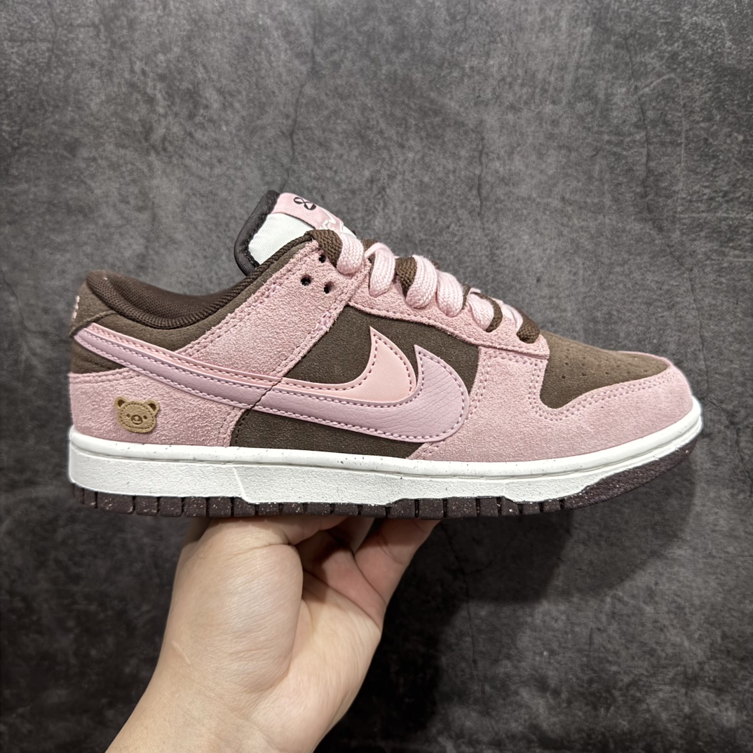 【CS纯原】NK Dunk Low SE 85 双钩复古休闲板鞋秋冬美拉德 草莓栗子 HV1799-161口碑大厂出品 品控大底版型不断改良更新品质稳定 全套原纸板楦头开发 确保原汁原味 完美呈现DUNK版型 原厂玻璃冲刀 超高清洁度 全鞋零毛边皮料切割 采用绒面革材质 鞋身左右侧均配有皮革质双 Swoosh 兰色搭配上白色 85年纪念标放在鞋舌的位置 简洁干净的配色设计 绝对是日常出街上脚的不二选择SIZE：36 36.5 37.5 38 38.5 39 40 40.5 41 42 42.5 43 44 44.5 45 46 编码：X10260280-莆田鞋批发中心