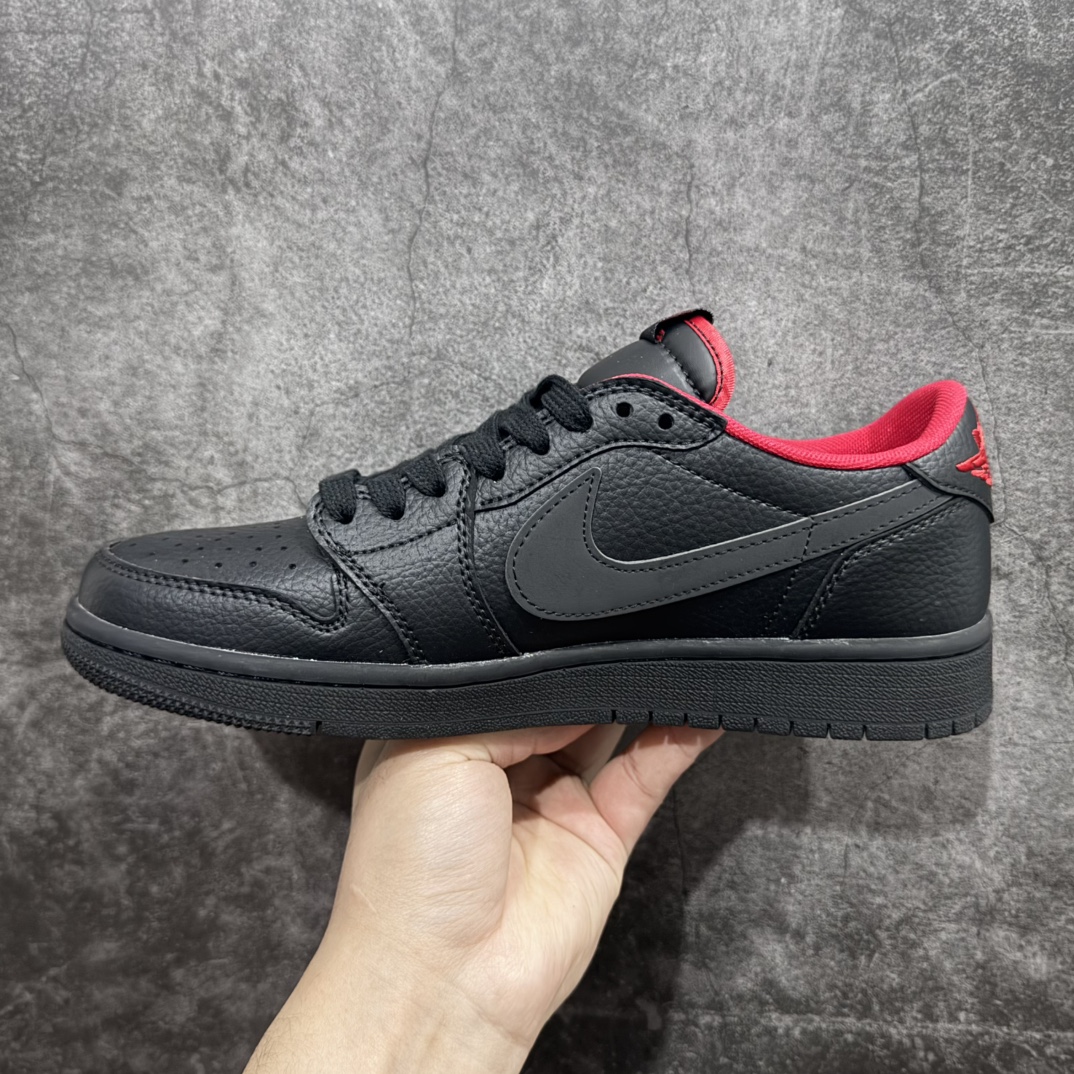 图片[2]-【定制版】A Fragment x Travis Scott x SupremeAir Jordan 1 Low 三方联名倒钩性价比原盒出货 全新的三方联名低帮倒钩鞋面延续了黑脚趾设计，整双鞋以全荔枝皮打造，腰身搭配白色「倒勾」，再点缀上Travis Scott 标志性的Logo，后跟处以藤原浩最拿手的蓝色为主色调，完善极具Fragment Design的白蓝黑设计风格，左右脚分别以Travis Scott鬼脸和乔丹飞翼加以修饰，彰显出三方联名的奢华格调。 官方货号：QY0268 229 Size：36 36.5 37.5 38 38.5 39 40 40.5 41 42 42.5 43 44 44.5 45   编码：HXS280300-莆田鞋批发中心