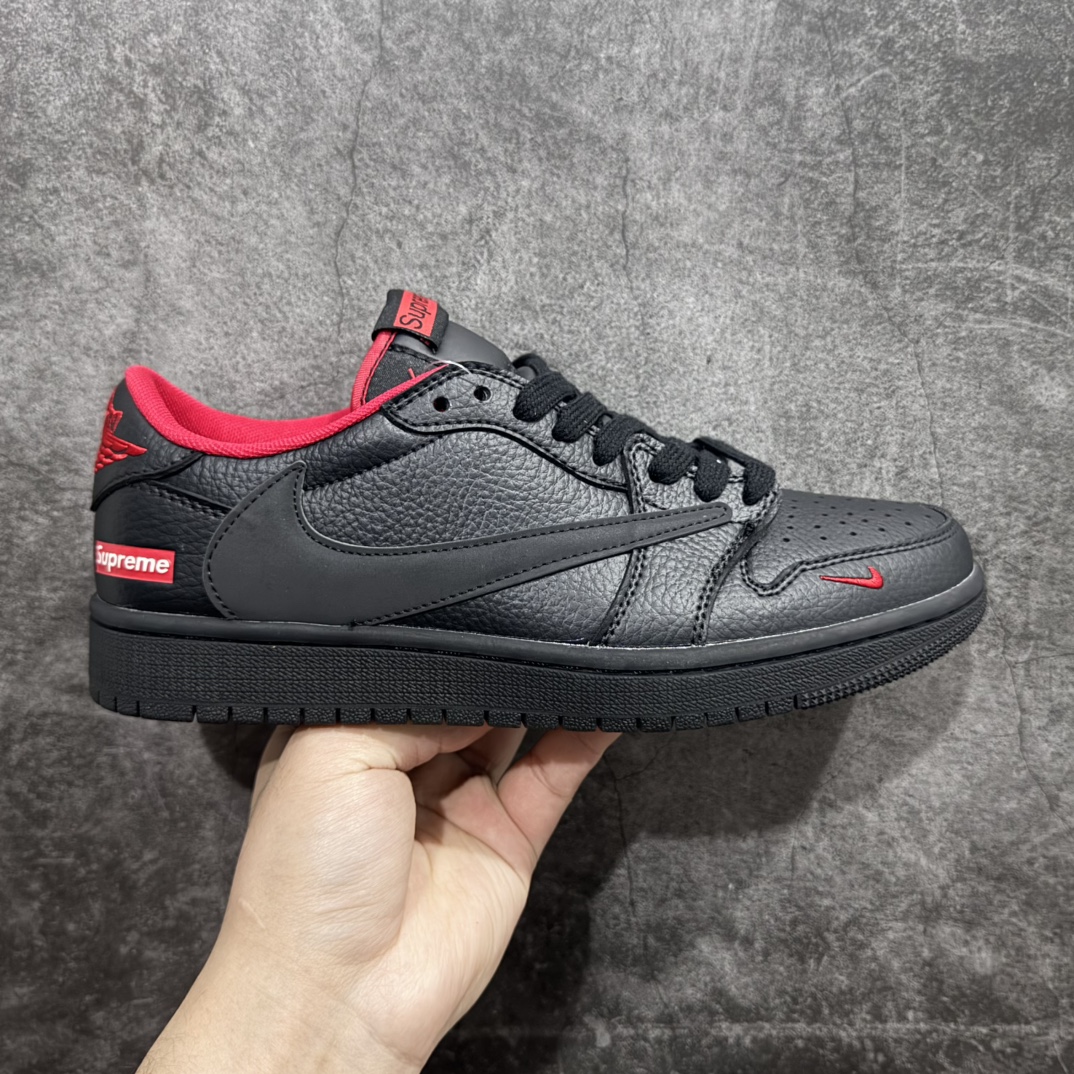 【定制版】A Fragment x Travis Scott x SupremeAir Jordan 1 Low 三方联名倒钩性价比原盒出货 全新的三方联名低帮倒钩鞋面延续了黑脚趾设计，整双鞋以全荔枝皮打造，腰身搭配白色「倒勾」，再点缀上Travis Scott 标志性的Logo，后跟处以藤原浩最拿手的蓝色为主色调，完善极具Fragment Design的白蓝黑设计风格，左右脚分别以Travis Scott鬼脸和乔丹飞翼加以修饰，彰显出三方联名的奢华格调。 官方货号：QY0268 229 Size：36 36.5 37.5 38 38.5 39 40 40.5 41 42 42.5 43 44 44.5 45   编码：HXS280300-莆田鞋批发中心