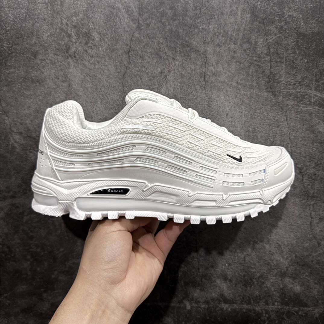 【纯原版】Comme des Garçons Homme Plus x NK Air Max TL 2.5 Pack 联名减震气垫跑步鞋 HJ6539-100nn在 2024 年巴黎时装周上，CDG Homme Plus 与 Nike 合作鞋款迎来曝光，共有三种颜色，将 CDG Homme Plus 的前卫时尚与Nike标志性的 Air Max 设计融合。三种配色方案包括黑 / 白、三重黑和三重白。每款配色均采用透气网眼布和皮革材料，确保了穿着的轻盈与耐用。前掌和后跟上的迷你 Swoosh 标志，彰显了 Nike 品牌的经典元素。后跟和鞋垫上有 CDG 品牌标识，进一步强调了此次的合作身份。所有鞋款均采用与鞋身同色的橡胶外底设计，搭配全掌 Air Max 气垫，提供卓越的缓震性能和舒适体验。nSIZE：36 36.5 37.5 38 38.5 39 40 40.5 41 42 42.5 43 44 44.5 45 编码：GX270300-莆田鞋批发中心