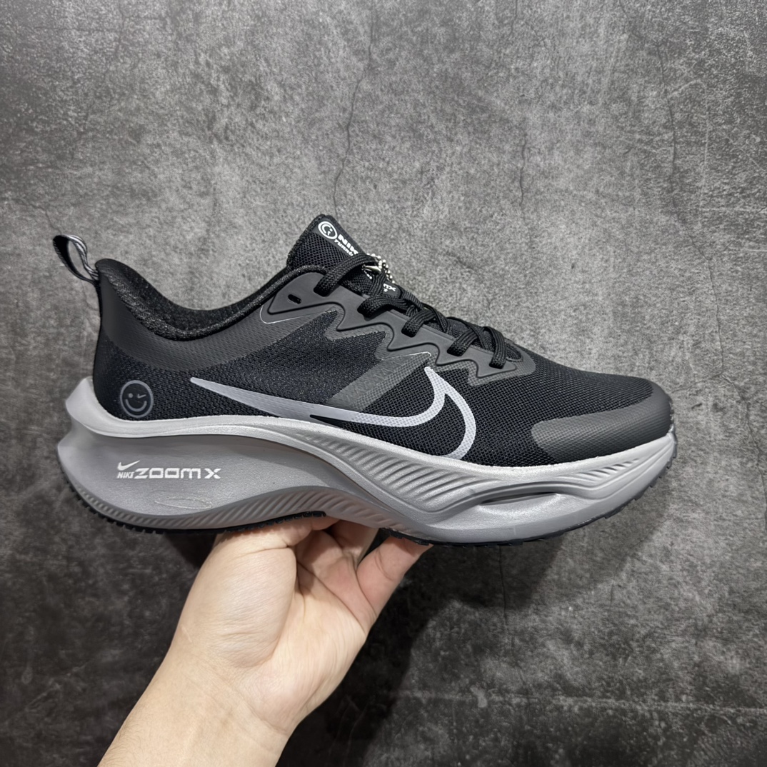 【公司级】NIKE ZOOM PLUS 全新跑鞋n采用密度更高的材料n而且去除了前一代中操作的支撑 撑条设计n兼顾迅疾外观和稳固脚感n后跟覆面和中足动态支撑巧妙融合n缔造稳定顺畅的迈步体验 官方货号：CK4318 008 尺码：36-44无半码 编码：CC260280-莆田鞋批发中心