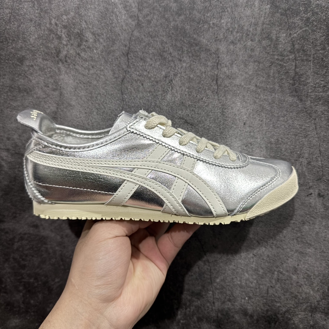 【MOK纯原】Asics Onitsuka Tiger MEXICO 66 亚瑟士鬼冢虎复古经典板鞋n市场最强版本 每个配色均购入原鞋校对 真正原厂头层牛皮 如假包赔 纹路、色泽、皮心颜色 质感百分百还原 海外订单工厂出品 超成熟稳定的做工品控 原装全套纸板楦头开发 原汁原味 完美呈现版型 私模正确鞋底咬花纹路 一比一鞋头弧度高度鞋身弧度 绝不口嗨 细节品控鞋型随意秒杀市面 原档咬花纹路私模大底 一个单元有六个三角形 总体形拼接呈现花瓣状 官方四联吊牌 原装Ortholite轻量化鞋垫 原盒原配 质保卡 说明书 钢印防尘纸  纸板中底带钢印 乳胶组合鞋垫 支持全方位的对比专柜 产品从款式颜色造型上体现出追求舒适和细节的完美 鞋类更是推崇手工制作的严谨与完美 融舒适性与可穿性的设计风格 注重细节的完美和别致魅力 既保持稳重 又不失轻松的时尚感 尺码：36 37 37.5 38 39 39.5 40 40.5 41.5 42 42.5 43.5 44 45 46 编码：WE230260-莆田鞋批发中心