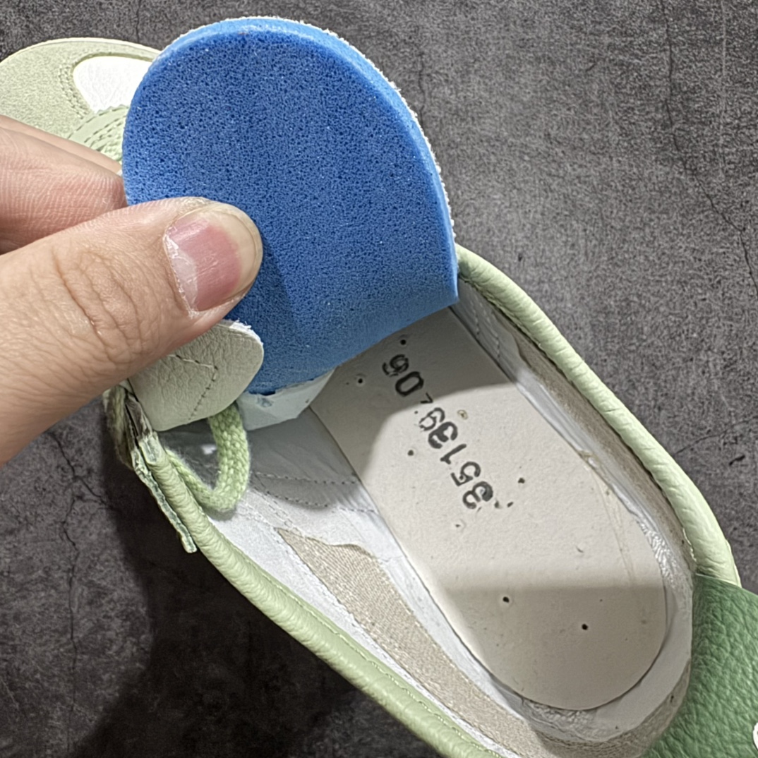 图片[9]-【MOK纯原】Asics Onitsuka Tiger MEXICO 66 亚瑟士鬼冢虎复古经典板鞋n市场最强版本 每个配色均购入原鞋校对 真正原厂头层牛皮 如假包赔 纹路、色泽、皮心颜色 质感百分百还原 海外订单工厂出品 超成熟稳定的做工品控 原装全套纸板楦头开发 原汁原味 完美呈现版型 私模正确鞋底咬花纹路 一比一鞋头弧度高度鞋身弧度 绝不口嗨 细节品控鞋型随意秒杀市面 原档咬花纹路私模大底 一个单元有六个三角形 总体形拼接呈现花瓣状 官方四联吊牌 原装Ortholite轻量化鞋垫 原盒原配 质保卡 说明书 钢印防尘纸  纸板中底带钢印 乳胶组合鞋垫 支持全方位的对比专柜 产品从款式颜色造型上体现出追求舒适和细节的完美 鞋类更是推崇手工制作的严谨与完美 融舒适性与可穿性的设计风格 注重细节的完美和别致魅力 既保持稳重 又不失轻松的时尚感 尺码：36 37 37.5 38 39 39.5 40 40.5 41.5 42 42.5 43.5 44 45 46 编码：WE230260-莆田鞋批发中心