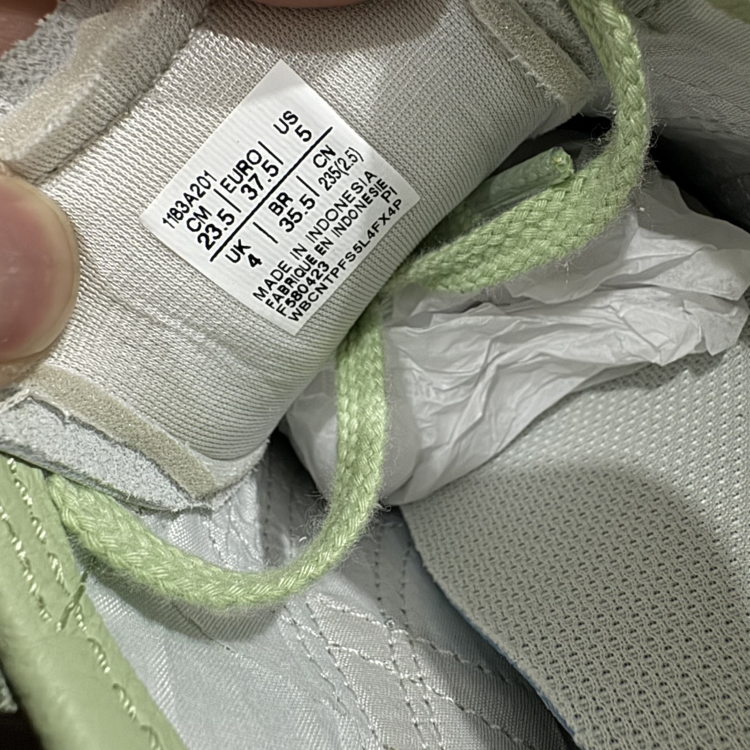 图片[7]-【MOK纯原】Asics Onitsuka Tiger MEXICO 66 亚瑟士鬼冢虎复古经典板鞋n市场最强版本 每个配色均购入原鞋校对 真正原厂头层牛皮 如假包赔 纹路、色泽、皮心颜色 质感百分百还原 海外订单工厂出品 超成熟稳定的做工品控 原装全套纸板楦头开发 原汁原味 完美呈现版型 私模正确鞋底咬花纹路 一比一鞋头弧度高度鞋身弧度 绝不口嗨 细节品控鞋型随意秒杀市面 原档咬花纹路私模大底 一个单元有六个三角形 总体形拼接呈现花瓣状 官方四联吊牌 原装Ortholite轻量化鞋垫 原盒原配 质保卡 说明书 钢印防尘纸  纸板中底带钢印 乳胶组合鞋垫 支持全方位的对比专柜 产品从款式颜色造型上体现出追求舒适和细节的完美 鞋类更是推崇手工制作的严谨与完美 融舒适性与可穿性的设计风格 注重细节的完美和别致魅力 既保持稳重 又不失轻松的时尚感 尺码：36 37 37.5 38 39 39.5 40 40.5 41.5 42 42.5 43.5 44 45 46 编码：WE230260-莆田鞋批发中心