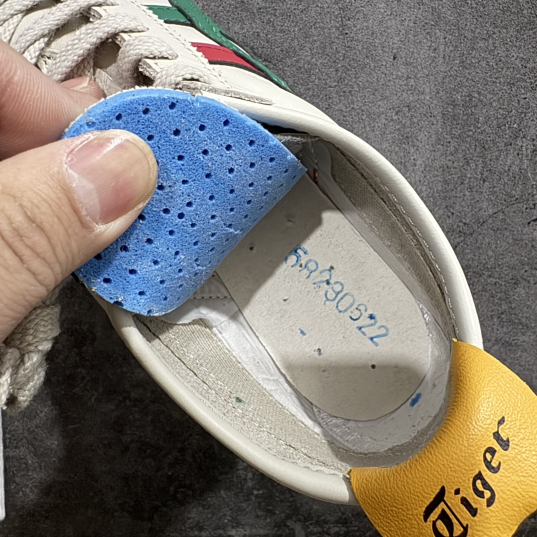 图片[9]-【MOK纯原】Asics Onitsuka Tiger MEXICO 66 亚瑟士鬼冢虎复古经典板鞋n市场最强版本 每个配色均购入原鞋校对 真正原厂头层牛皮 如假包赔 纹路、色泽、皮心颜色 质感百分百还原 海外订单工厂出品 超成熟稳定的做工品控 原装全套纸板楦头开发 原汁原味 完美呈现版型 私模正确鞋底咬花纹路 一比一鞋头弧度高度鞋身弧度 绝不口嗨 细节品控鞋型随意秒杀市面 原档咬花纹路私模大底 一个单元有六个三角形 总体形拼接呈现花瓣状 官方四联吊牌 原装Ortholite轻量化鞋垫 原盒原配 质保卡 说明书 钢印防尘纸  纸板中底带钢印 乳胶组合鞋垫 支持全方位的对比专柜 产品从款式颜色造型上体现出追求舒适和细节的完美 鞋类更是推崇手工制作的严谨与完美 融舒适性与可穿性的设计风格 注重细节的完美和别致魅力 既保持稳重 又不失轻松的时尚感 尺码：36 37 37.5 38 39 39.5 40 40.5 41.5 42 42.5 43.5 44 45 46 编码：WE230260-莆田鞋批发中心