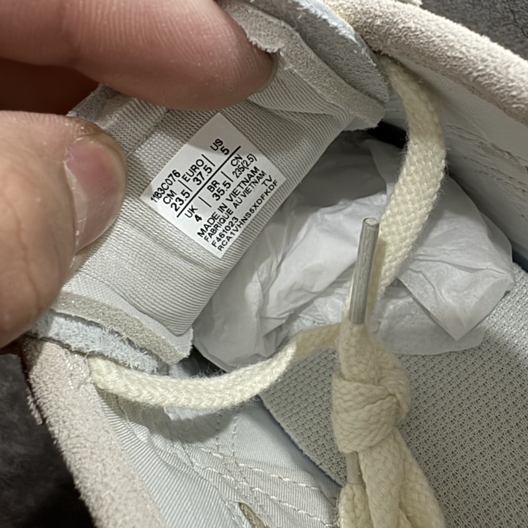 图片[7]-【MOK纯原】Asics Onitsuka Tiger MEXICO 66 亚瑟士鬼冢虎复古经典板鞋n市场最强版本 每个配色均购入原鞋校对 真正原厂头层牛皮 如假包赔 纹路、色泽、皮心颜色 质感百分百还原 海外订单工厂出品 超成熟稳定的做工品控 原装全套纸板楦头开发 原汁原味 完美呈现版型 私模正确鞋底咬花纹路 一比一鞋头弧度高度鞋身弧度 绝不口嗨 细节品控鞋型随意秒杀市面 原档咬花纹路私模大底 一个单元有六个三角形 总体形拼接呈现花瓣状 官方四联吊牌 原装Ortholite轻量化鞋垫 原盒原配 质保卡 说明书 钢印防尘纸  纸板中底带钢印 乳胶组合鞋垫 支持全方位的对比专柜 产品从款式颜色造型上体现出追求舒适和细节的完美 鞋类更是推崇手工制作的严谨与完美 融舒适性与可穿性的设计风格 注重细节的完美和别致魅力 既保持稳重 又不失轻松的时尚感 尺码：36 37 37.5 38 39 39.5 40 40.5 41.5 42 42.5 43.5 44 45 46 编码：WE230260-莆田鞋批发中心