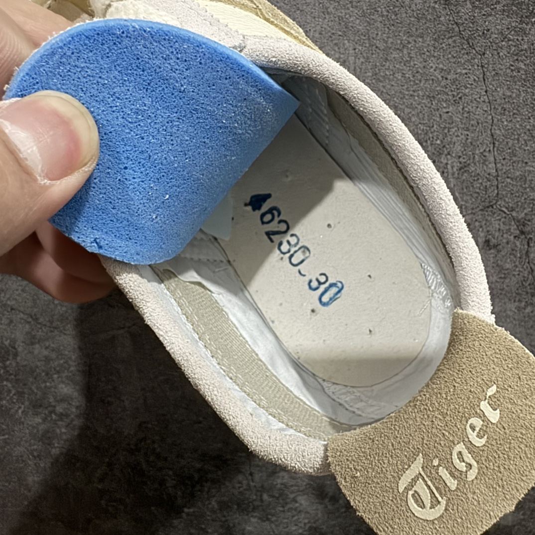 图片[9]-【MOK纯原】Asics Onitsuka Tiger MEXICO 66 亚瑟士鬼冢虎复古经典板鞋n市场最强版本 每个配色均购入原鞋校对 真正原厂头层牛皮 如假包赔 纹路、色泽、皮心颜色 质感百分百还原 海外订单工厂出品 超成熟稳定的做工品控 原装全套纸板楦头开发 原汁原味 完美呈现版型 私模正确鞋底咬花纹路 一比一鞋头弧度高度鞋身弧度 绝不口嗨 细节品控鞋型随意秒杀市面 原档咬花纹路私模大底 一个单元有六个三角形 总体形拼接呈现花瓣状 官方四联吊牌 原装Ortholite轻量化鞋垫 原盒原配 质保卡 说明书 钢印防尘纸  纸板中底带钢印 乳胶组合鞋垫 支持全方位的对比专柜 产品从款式颜色造型上体现出追求舒适和细节的完美 鞋类更是推崇手工制作的严谨与完美 融舒适性与可穿性的设计风格 注重细节的完美和别致魅力 既保持稳重 又不失轻松的时尚感 尺码：36 37 37.5 38 39 39.5 40 40.5 41.5 42 42.5 43.5 44 45 46 编码：WE230260-莆田鞋批发中心