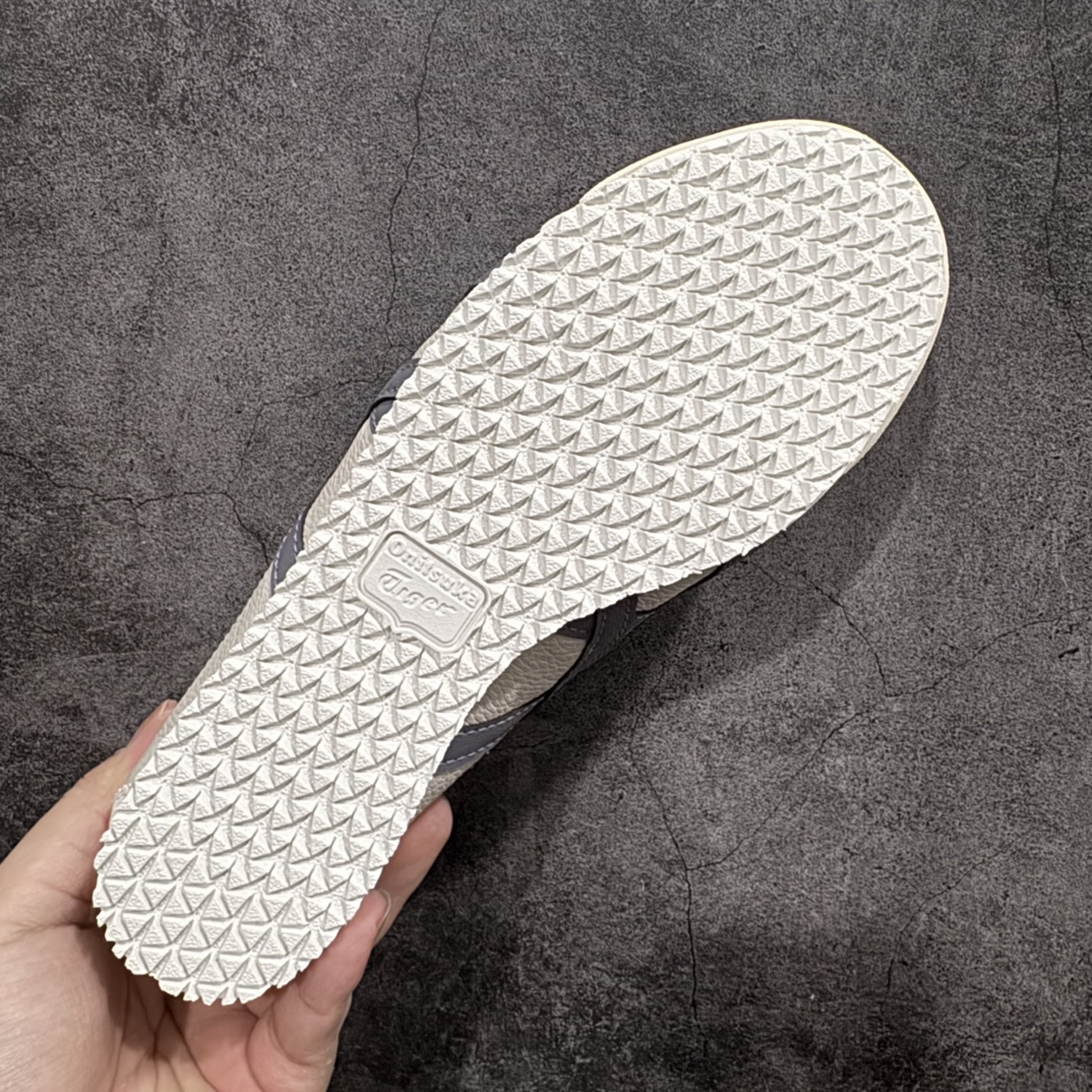 图片[9]-【MOK纯原】Asics Onitsuka Tiger MEXICO 66 亚瑟士鬼冢虎复古经典板鞋 市场最强版本 每个配色均购入原鞋校对 真正原厂头层牛皮 如假包赔 纹路、色泽、皮心颜色 质感百分百还原 海外订单工厂出品 超成熟稳定的做工品控 原装全套纸板楦头开发 原汁原味 完美呈现版型 私模正确鞋底咬花纹路 一比一鞋头弧度高度鞋身弧度 绝不口嗨 细节品控鞋型随意秒杀市面 原档咬花纹路私模大底 一个单元有六个三角形 总体形拼接呈现花瓣状 官方四联吊牌 原装Ortholite轻量化鞋垫 原盒原配 质保卡 说明书 钢印防尘纸 纸板中底带钢印 乳胶组合鞋垫 支持全方位的对比专柜 产品从款式颜色造型上体现出追求舒适和细节的完美 鞋类更是推崇手工制作的严谨与完美 融舒适性与可穿性的设计风格 注重细节的完美和别致魅力 既保持稳重 又不失轻松的时尚感 尺码：36 37 37.5 38 39 39.5 40 40.5 41.5 42 42.5 43.5 44 45 46-选品中心