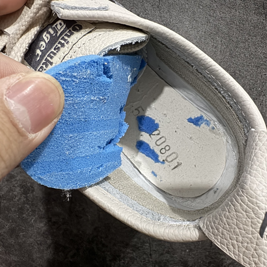 图片[9]-【MOK纯原】Asics Onitsuka Tiger MEXICO 66 亚瑟士鬼冢虎复古经典板鞋n市场最强版本 每个配色均购入原鞋校对 真正原厂头层牛皮 如假包赔 纹路、色泽、皮心颜色 质感百分百还原 海外订单工厂出品 超成熟稳定的做工品控 原装全套纸板楦头开发 原汁原味 完美呈现版型 私模正确鞋底咬花纹路 一比一鞋头弧度高度鞋身弧度 绝不口嗨 细节品控鞋型随意秒杀市面 原档咬花纹路私模大底 一个单元有六个三角形 总体形拼接呈现花瓣状 官方四联吊牌 原装Ortholite轻量化鞋垫 原盒原配 质保卡 说明书 钢印防尘纸  纸板中底带钢印 乳胶组合鞋垫 支持全方位的对比专柜 产品从款式颜色造型上体现出追求舒适和细节的完美 鞋类更是推崇手工制作的严谨与完美 融舒适性与可穿性的设计风格 注重细节的完美和别致魅力 既保持稳重 又不失轻松的时尚感 尺码：36 37 37.5 38 39 39.5 40 40.5 41.5 42 42.5 43.5 44 45 46 编码：WE230260-莆田鞋批发中心