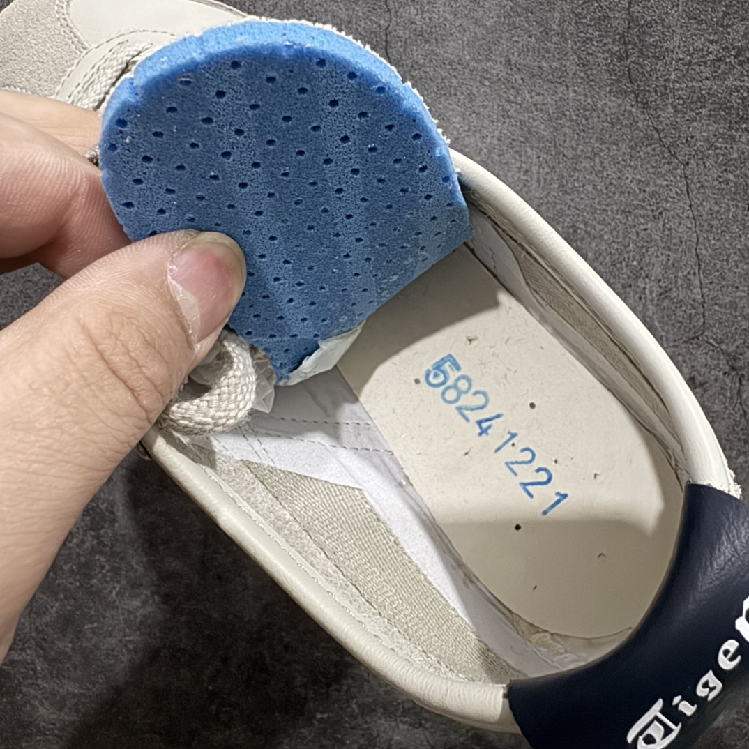 图片[9]-【MOK纯原】Asics Onitsuka Tiger MEXICO 66 亚瑟士鬼冢虎复古经典板鞋n市场最强版本 每个配色均购入原鞋校对 真正原厂头层牛皮 如假包赔 纹路、色泽、皮心颜色 质感百分百还原 海外订单工厂出品 超成熟稳定的做工品控 原装全套纸板楦头开发 原汁原味 完美呈现版型 私模正确鞋底咬花纹路 一比一鞋头弧度高度鞋身弧度 绝不口嗨 细节品控鞋型随意秒杀市面 原档咬花纹路私模大底 一个单元有六个三角形 总体形拼接呈现花瓣状 官方四联吊牌 原装Ortholite轻量化鞋垫 原盒原配 质保卡 说明书 钢印防尘纸  纸板中底带钢印 乳胶组合鞋垫 支持全方位的对比专柜 产品从款式颜色造型上体现出追求舒适和细节的完美 鞋类更是推崇手工制作的严谨与完美 融舒适性与可穿性的设计风格 注重细节的完美和别致魅力 既保持稳重 又不失轻松的时尚感 尺码：36 37 37.5 38 39 39.5 40 40.5 41.5 42 42.5 43.5 44 45 46 编码：WE230260-莆田鞋批发中心