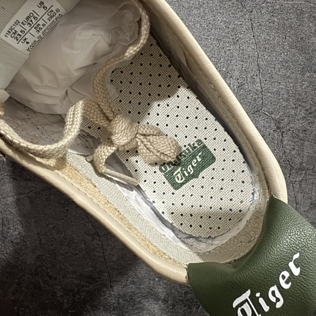 图片[8]-【MOK纯原】Asics Onitsuka Tiger MEXICO 66 亚瑟士鬼冢虎复古经典板鞋n市场最强版本 每个配色均购入原鞋校对 真正原厂头层牛皮 如假包赔 纹路、色泽、皮心颜色 质感百分百还原 海外订单工厂出品 超成熟稳定的做工品控 原装全套纸板楦头开发 原汁原味 完美呈现版型 私模正确鞋底咬花纹路 一比一鞋头弧度高度鞋身弧度 绝不口嗨 细节品控鞋型随意秒杀市面 原档咬花纹路私模大底 一个单元有六个三角形 总体形拼接呈现花瓣状 官方四联吊牌 原装Ortholite轻量化鞋垫 原盒原配 质保卡 说明书 钢印防尘纸  纸板中底带钢印 乳胶组合鞋垫 支持全方位的对比专柜 产品从款式颜色造型上体现出追求舒适和细节的完美 鞋类更是推崇手工制作的严谨与完美 融舒适性与可穿性的设计风格 注重细节的完美和别致魅力 既保持稳重 又不失轻松的时尚感 尺码：36 37 37.5 38 39 39.5 40 40.5 41.5 42 42.5 43.5 44 45 46 编码：WE230260-莆田鞋批发中心