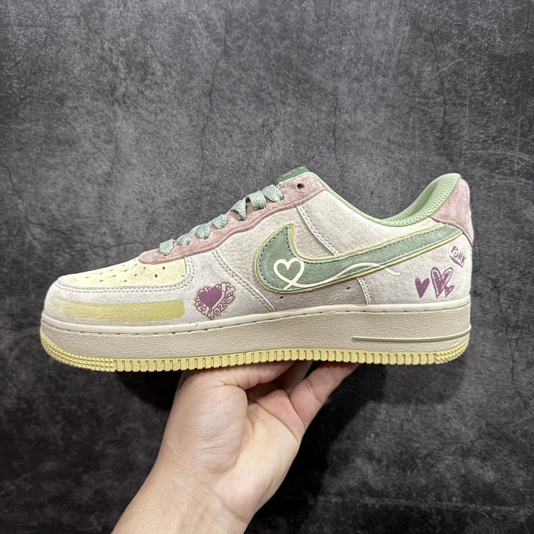 图片[2]-【公司级】Nk  Air Force 1\’07 Low \”Peach trees\” 桃之夭夭 平安夜限定 空军一号定制低帮秋冬休闲板鞋 CD1212-777rn#平安夜，城市的街头巷尾弥漫着浓郁的节日气息。商店的橱窗里挂满了彩灯与圣诞装饰，“桃之夭夭，灼灼其华。”这几朵桃花，在周围萧瑟的环境里显得格格不入，却又美得惊心动魄r 尺码：36 36.5 37.5 38 38.5 39 40 40.5 41 42 42.5 43 44 44.5 45  编码：HXS310320-莆田鞋批发中心