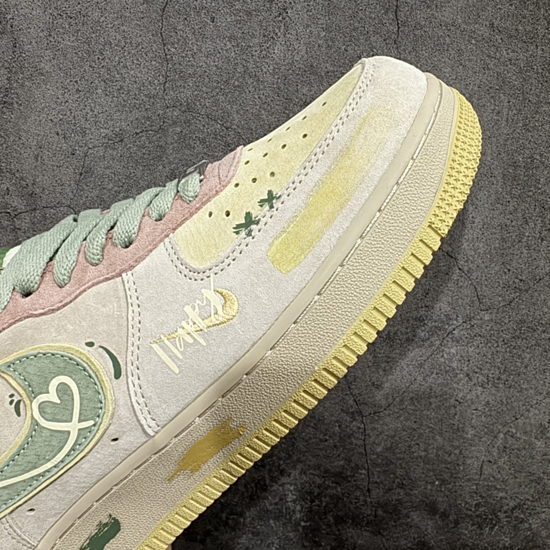 图片[6]-【公司级】Nk  Air Force 1\’07 Low \”Peach trees\” 桃之夭夭 平安夜限定 空军一号定制低帮秋冬休闲板鞋 CD1212-777rn#平安夜，城市的街头巷尾弥漫着浓郁的节日气息。商店的橱窗里挂满了彩灯与圣诞装饰，“桃之夭夭，灼灼其华。”这几朵桃花，在周围萧瑟的环境里显得格格不入，却又美得惊心动魄r 尺码：36 36.5 37.5 38 38.5 39 40 40.5 41 42 42.5 43 44 44.5 45  编码：HXS310320-莆田鞋批发中心