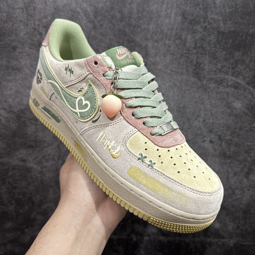 图片[3]-【公司级】Nk  Air Force 1\’07 Low \”Peach trees\” 桃之夭夭 平安夜限定 空军一号定制低帮秋冬休闲板鞋 CD1212-777rn#平安夜，城市的街头巷尾弥漫着浓郁的节日气息。商店的橱窗里挂满了彩灯与圣诞装饰，“桃之夭夭，灼灼其华。”这几朵桃花，在周围萧瑟的环境里显得格格不入，却又美得惊心动魄r 尺码：36 36.5 37.5 38 38.5 39 40 40.5 41 42 42.5 43 44 44.5 45  编码：HXS310320-莆田鞋批发中心