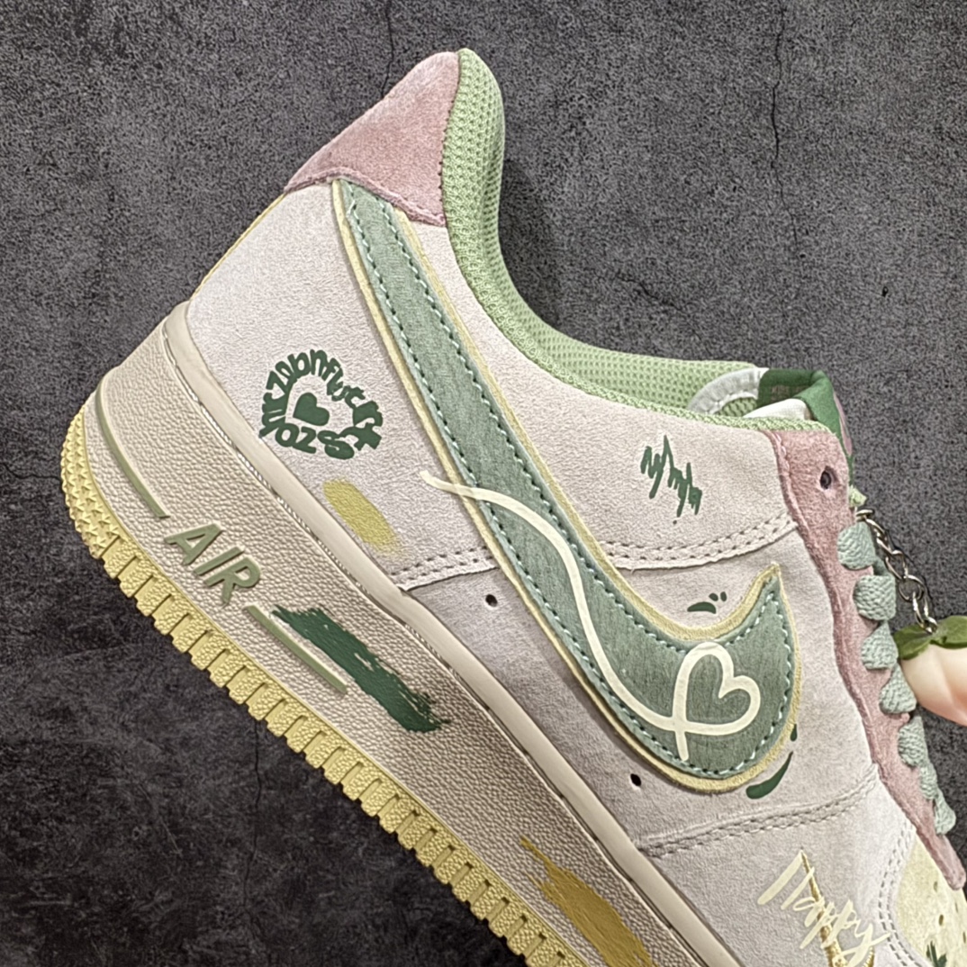 图片[7]-【公司级】Nk  Air Force 1\’07 Low \”Peach trees\” 桃之夭夭 平安夜限定 空军一号定制低帮秋冬休闲板鞋 CD1212-777rn#平安夜，城市的街头巷尾弥漫着浓郁的节日气息。商店的橱窗里挂满了彩灯与圣诞装饰，“桃之夭夭，灼灼其华。”这几朵桃花，在周围萧瑟的环境里显得格格不入，却又美得惊心动魄r 尺码：36 36.5 37.5 38 38.5 39 40 40.5 41 42 42.5 43 44 44.5 45  编码：HXS310320-莆田鞋批发中心