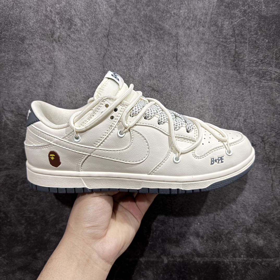 【定制版】Nk SB Dunk Low BAPE联名-米黑 周年高端定制 低帮休闲板鞋 #定制鞋盒 大厂纯原品质出货 超高清洁度 皮料切割干净无任何毛边 细节完美货号： JJ5688-100   尺码：36 36.5 37.5 38 38.5 39 40 40.5 41 42 42.5 43 44 44.5 45 编码：HXS280300-莆田鞋批发中心