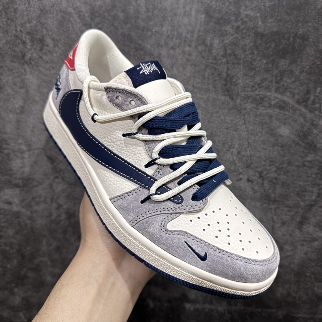 图片[3]-【定制版】Travis Scott x Fragment Design x Air Jordan 1 Low OG SP AJ1 斯图西联名-灰蓝勾抽绳 低帮文化休闲板鞋 SJ0086-140rnn多方联名合作融合了Travis Scott 独特的音乐风格，藤原浩个性的设计风格以及Jordan品牌的经典元素 使其成为一双具有独特身份和价值的鞋子 清新而立体的外观加上联名标识更突出了其独特身份 这种配色方案显示出活力和时尚感 在视觉上引人注目  鞋身的质感和细腻的细节处理使其显得高端而格调十足  这款“倒钩”联名是设计与创意完美结合 融合多方的个性风格是一款备受瞩目的潮流鞋款r 尺码：36 36.5 37.5 38 38.5 39 40 40.5 41 42 42.5 43 44 44.5 45  编码：HXS340360-莆田鞋批发中心