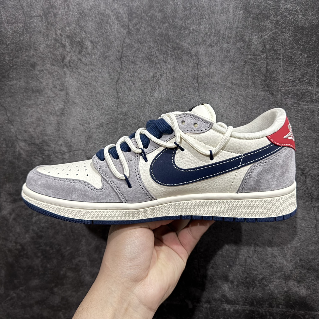 图片[2]-【定制版】Travis Scott x Fragment Design x Air Jordan 1 Low OG SP AJ1 斯图西联名-灰蓝勾抽绳 低帮文化休闲板鞋 SJ0086-140rnn多方联名合作融合了Travis Scott 独特的音乐风格，藤原浩个性的设计风格以及Jordan品牌的经典元素 使其成为一双具有独特身份和价值的鞋子 清新而立体的外观加上联名标识更突出了其独特身份 这种配色方案显示出活力和时尚感 在视觉上引人注目  鞋身的质感和细腻的细节处理使其显得高端而格调十足  这款“倒钩”联名是设计与创意完美结合 融合多方的个性风格是一款备受瞩目的潮流鞋款r 尺码：36 36.5 37.5 38 38.5 39 40 40.5 41 42 42.5 43 44 44.5 45  编码：HXS340360-莆田鞋批发中心