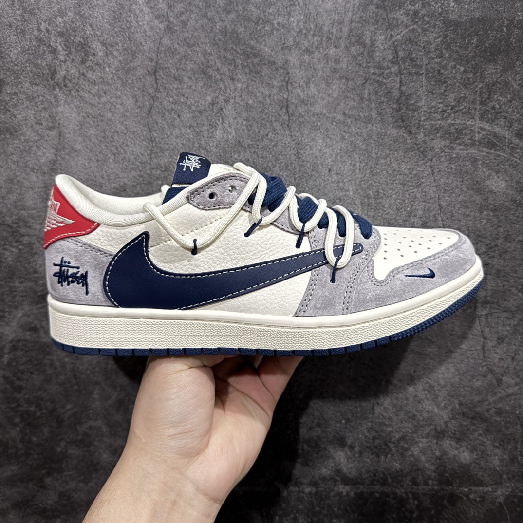 【定制版】Travis Scott x Fragment Design x Air Jordan 1 Low OG SP AJ1 斯图西联名-灰蓝勾抽绳 低帮文化休闲板鞋 SJ0086-140rnn多方联名合作融合了Travis Scott 独特的音乐风格，藤原浩个性的设计风格以及Jordan品牌的经典元素 使其成为一双具有独特身份和价值的鞋子 清新而立体的外观加上联名标识更突出了其独特身份 这种配色方案显示出活力和时尚感 在视觉上引人注目  鞋身的质感和细腻的细节处理使其显得高端而格调十足  这款“倒钩”联名是设计与创意完美结合 融合多方的个性风格是一款备受瞩目的潮流鞋款r 尺码：36 36.5 37.5 38 38.5 39 40 40.5 41 42 42.5 43 44 44.5 45  编码：HXS340360-莆田鞋批发中心