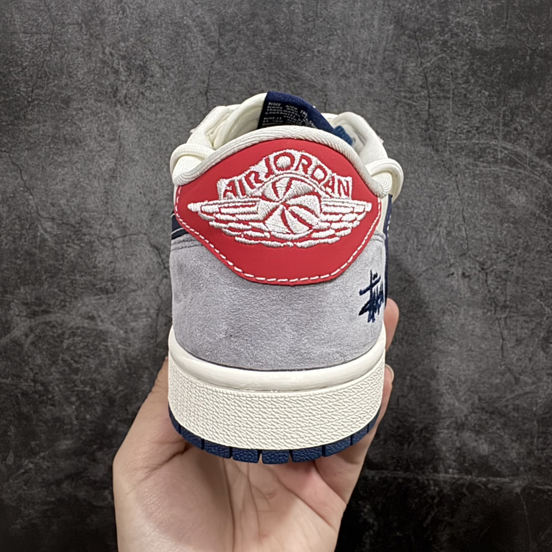 图片[4]-【定制版】Travis Scott x Fragment Design x Air Jordan 1 Low OG SP AJ1 斯图西联名-灰蓝勾抽绳 低帮文化休闲板鞋 SJ0086-140rnn多方联名合作融合了Travis Scott 独特的音乐风格，藤原浩个性的设计风格以及Jordan品牌的经典元素 使其成为一双具有独特身份和价值的鞋子 清新而立体的外观加上联名标识更突出了其独特身份 这种配色方案显示出活力和时尚感 在视觉上引人注目  鞋身的质感和细腻的细节处理使其显得高端而格调十足  这款“倒钩”联名是设计与创意完美结合 融合多方的个性风格是一款备受瞩目的潮流鞋款r 尺码：36 36.5 37.5 38 38.5 39 40 40.5 41 42 42.5 43 44 44.5 45  编码：HXS340360-莆田鞋批发中心