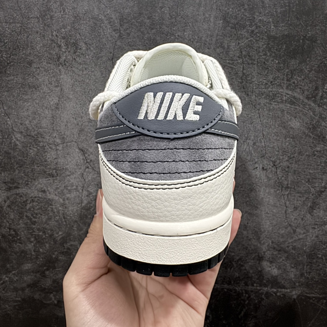 图片[4]-【定制版】Nk SB Dunk Low Supreme联名-绑带米灰灰勾 周年高端定制 低帮休闲板鞋 YX5066-210rn#定制鞋盒 大厂纯原品质出货 超高清洁度 皮料切割干净无任何毛边 细节完美 r 尺码：36 36.5 37.5 38 38.5 39 40 40.5 41 42 42.5 43 44 44.5 45 编码：HXS340360-莆田鞋批发中心