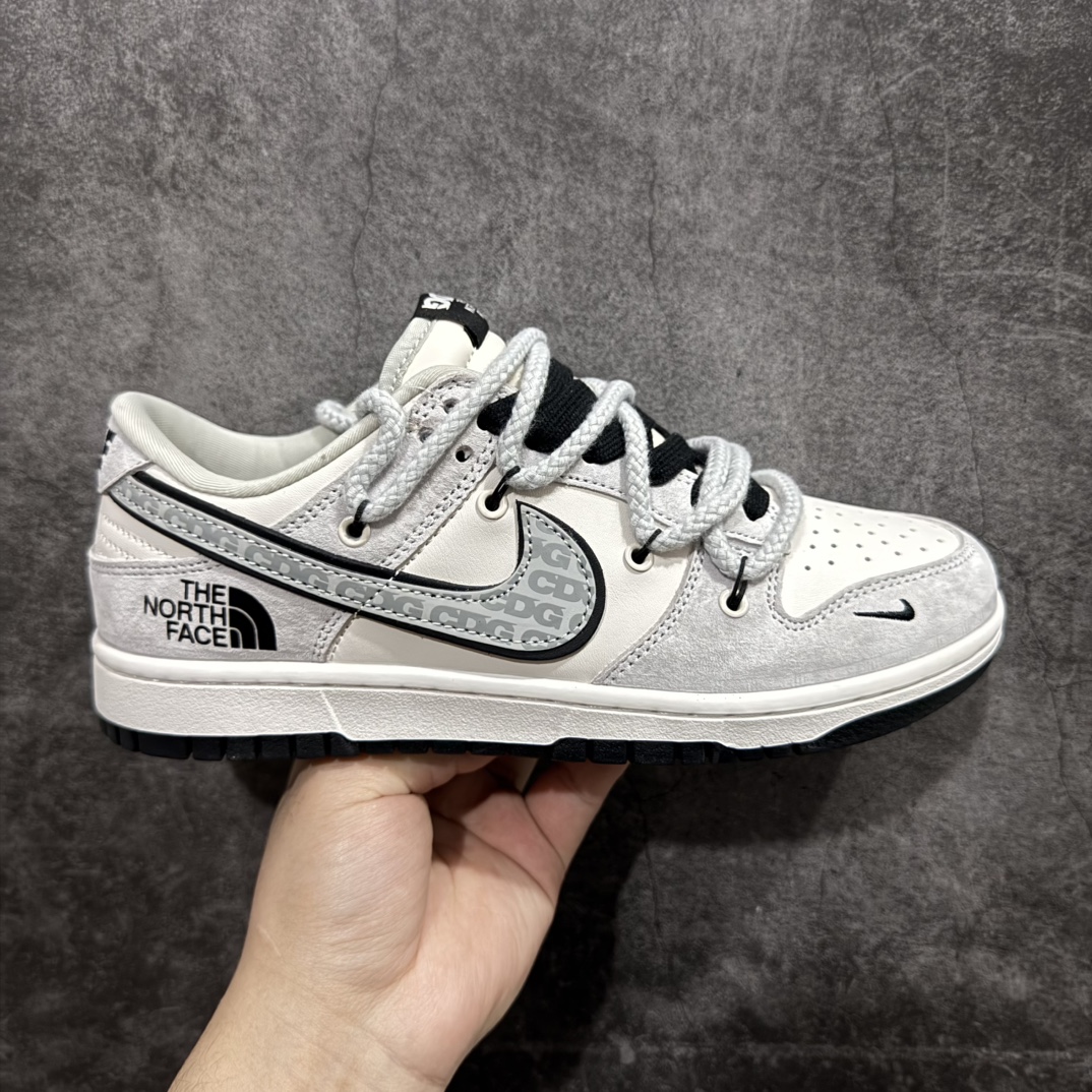 【定制版】Nk SB Dunk Low 北面联名-CDG灰黑抽绳 周年高端定制 低帮休闲板鞋 XX3168-307rn#定制鞋盒 大厂纯原品质出货 超高清洁度 皮料切割干净无任何毛边 细节完美 r 尺码：36 36.5 37.5 38 38.5 39 40 40.5 41 42 42.5 43 44 44.5 45 编码：HXS340360-莆田鞋批发中心