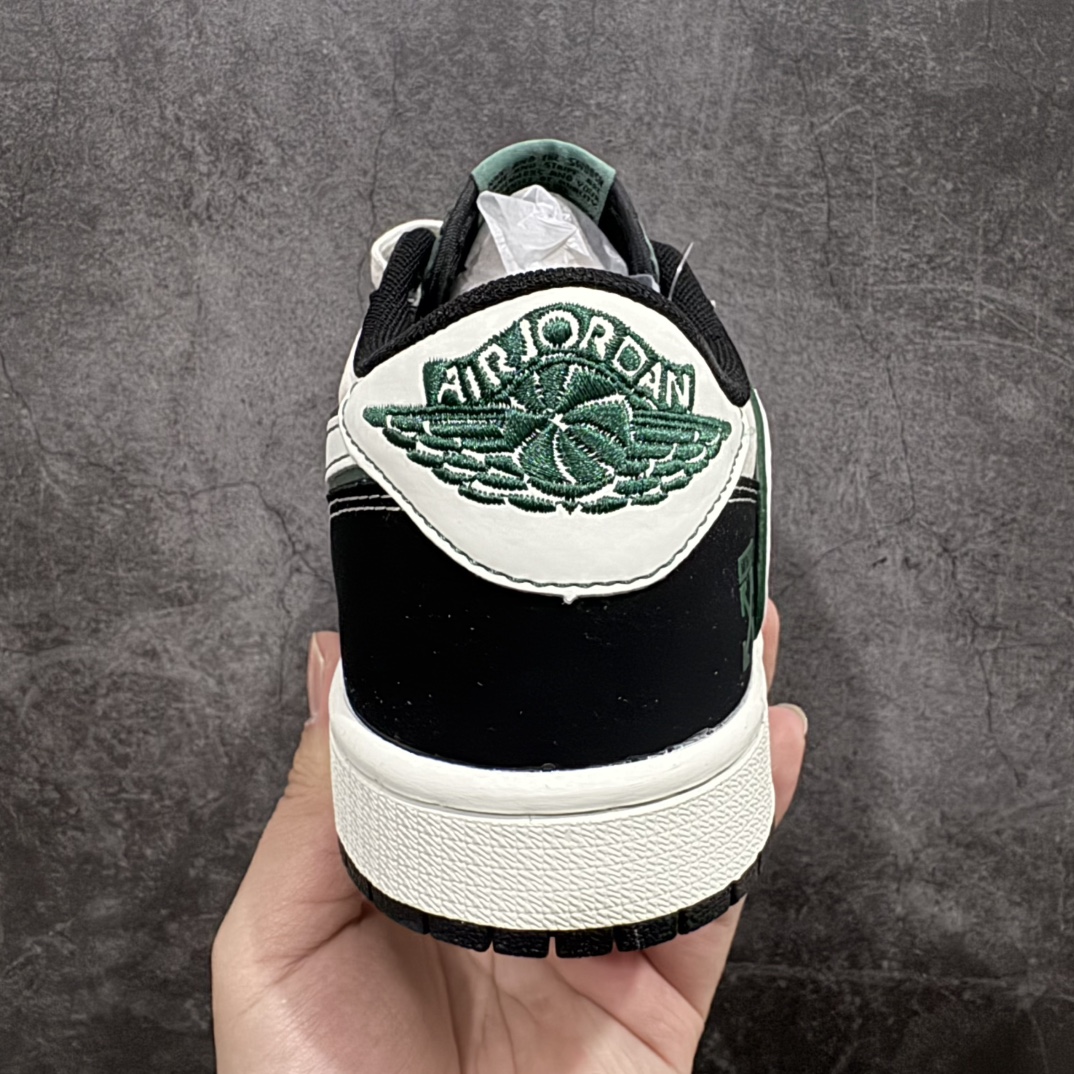 图片[4]-n【定制版】Travis Scott x Fragment Design x Air Jordan 1 Low OG SP AJ1 OF联名-黑白深绿 低帮文化休闲板鞋 SJ2068-114rn#多方联名合作融合了Travis Scott 独特的音乐风格，藤原浩个性的设计风格以及Jordan品牌的经典元素 使其成为一双具有独特身份和价值的鞋子 清新而立体的外观加上联名标识更突出了其独特身份 这种配色方案显示出活力和时尚感 在视觉上引人注目  鞋身的质感和细腻的细节处理使其显得高端而格调十足  这款“倒钩”联名是设计与创意完美结合 融合多方的个性风格是一款备受瞩目的潮流鞋款r 尺码：36 36.5 37.5 38 38.5 39 40 40.5 41 42 42.5 43 44 44.5 45  编码：HXS320340-莆田鞋批发中心