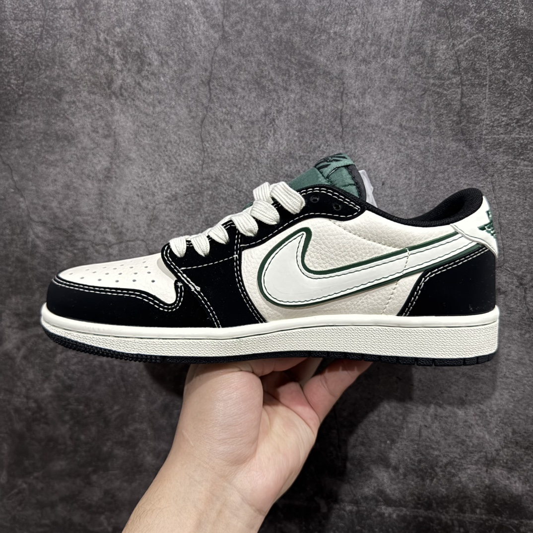 图片[2]-n【定制版】Travis Scott x Fragment Design x Air Jordan 1 Low OG SP AJ1 OF联名-黑白深绿 低帮文化休闲板鞋 SJ2068-114rn#多方联名合作融合了Travis Scott 独特的音乐风格，藤原浩个性的设计风格以及Jordan品牌的经典元素 使其成为一双具有独特身份和价值的鞋子 清新而立体的外观加上联名标识更突出了其独特身份 这种配色方案显示出活力和时尚感 在视觉上引人注目  鞋身的质感和细腻的细节处理使其显得高端而格调十足  这款“倒钩”联名是设计与创意完美结合 融合多方的个性风格是一款备受瞩目的潮流鞋款r 尺码：36 36.5 37.5 38 38.5 39 40 40.5 41 42 42.5 43 44 44.5 45  编码：HXS320340-莆田鞋批发中心