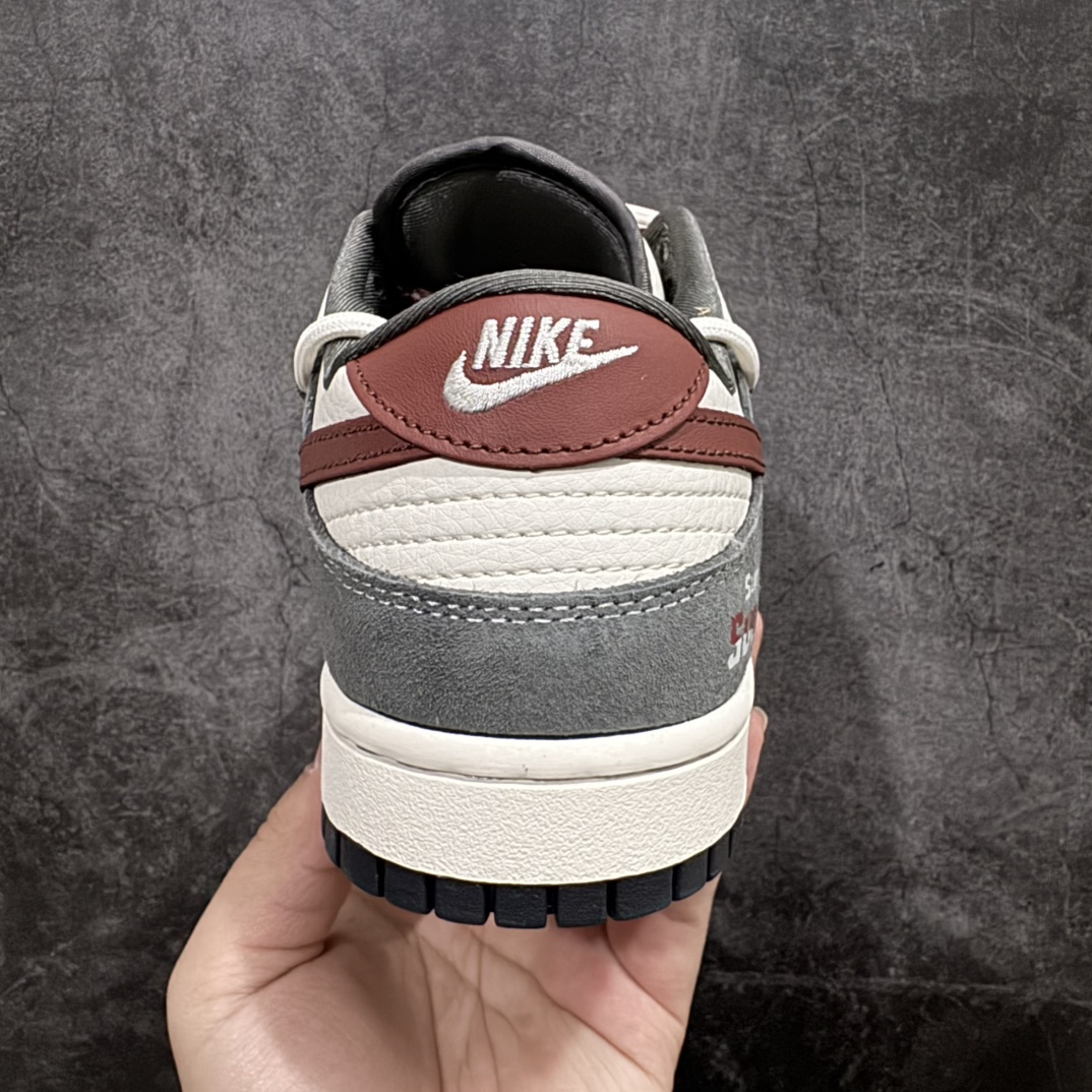 图片[4]-【定制版】Nk SB Dunk Low Supreme联名-灰白红抽绳 周年高端定制 低帮休闲板鞋 XS1186-102rn#定制鞋盒 大厂纯原品质出货 超高清洁度 皮料切割干净无任何毛边 细节完美 r 尺码：36 36.5 37.5 38 38.5 39 40 40.5 41 42 42.5 43 44 44.5 45  编码：HXS340360-莆田鞋批发中心