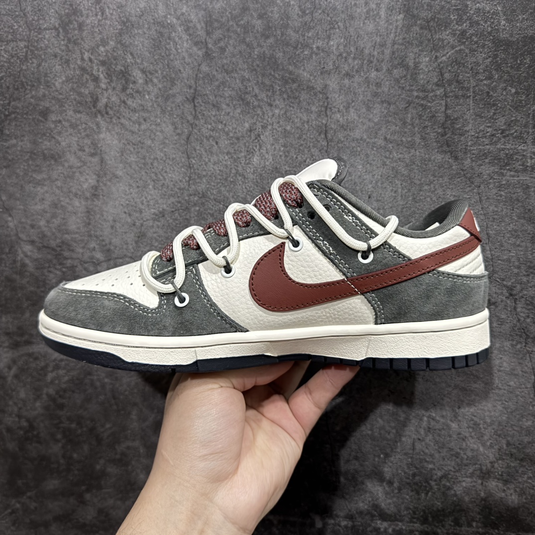 图片[2]-【定制版】Nk SB Dunk Low Supreme联名-灰白红抽绳 周年高端定制 低帮休闲板鞋 XS1186-102rn#定制鞋盒 大厂纯原品质出货 超高清洁度 皮料切割干净无任何毛边 细节完美 r 尺码：36 36.5 37.5 38 38.5 39 40 40.5 41 42 42.5 43 44 44.5 45  编码：HXS340360-莆田鞋批发中心