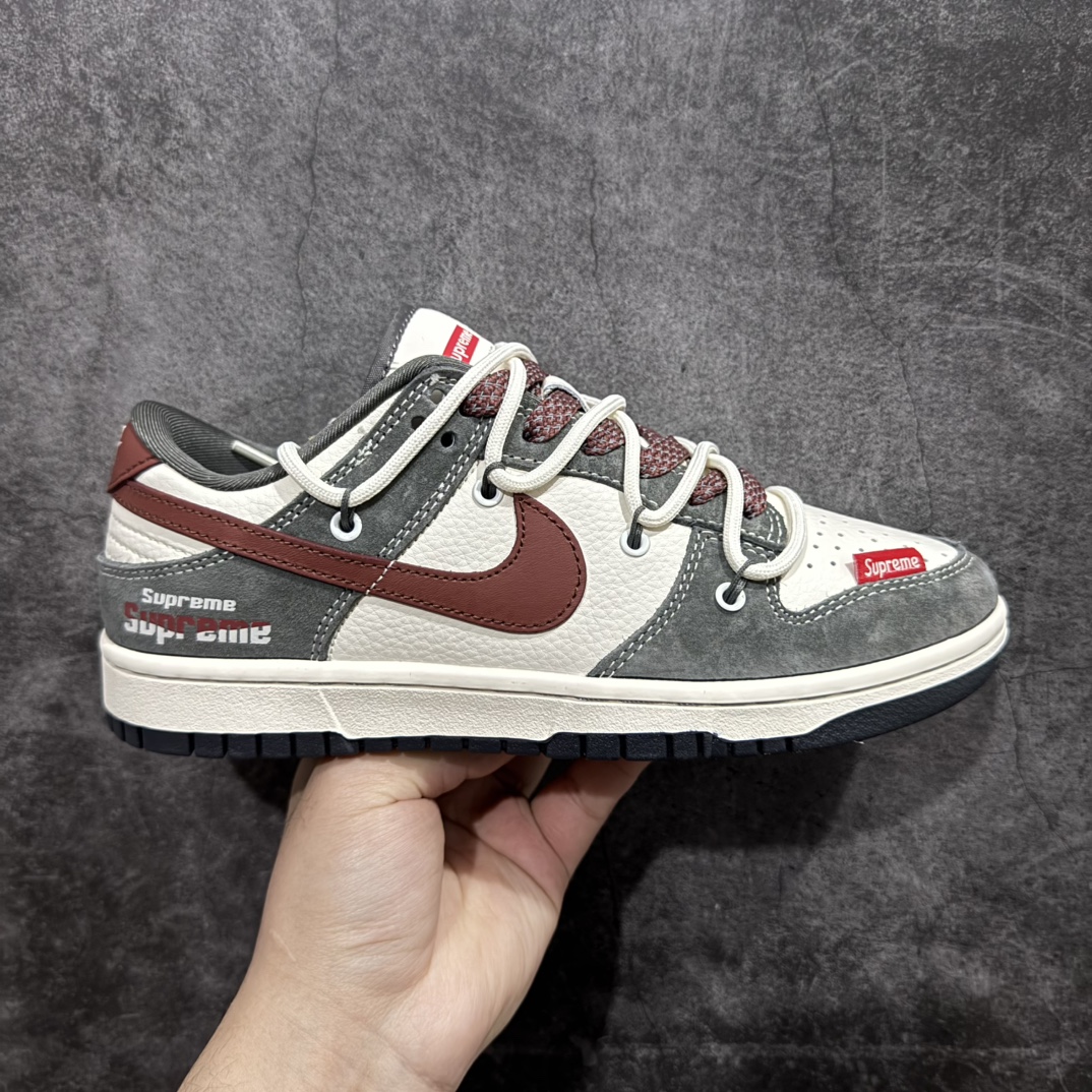 【定制版】Nk SB Dunk Low Supreme联名-灰白红抽绳 周年高端定制 低帮休闲板鞋 XS1186-102rn#定制鞋盒 大厂纯原品质出货 超高清洁度 皮料切割干净无任何毛边 细节完美 r 尺码：36 36.5 37.5 38 38.5 39 40 40.5 41 42 42.5 43 44 44.5 45  编码：HXS340360-莆田鞋批发中心