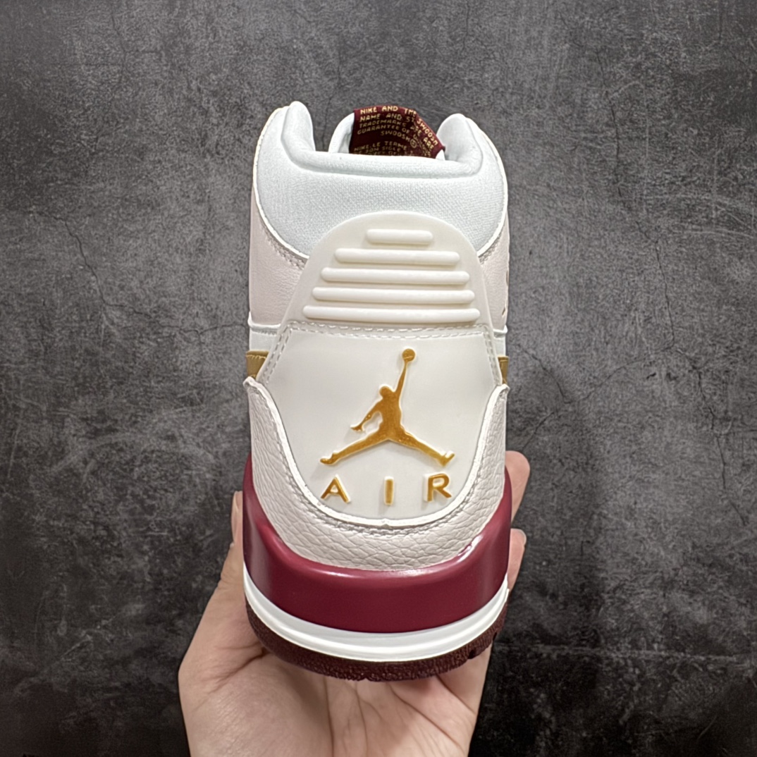 图片[4]-【纯原N版】Air Jordan Legacy AJ312 Highn高帮复古篮球鞋 蛇年限定 IB4914-161nn市场最强独一档产物 全套原纸板楦头开发 原厂大底磨具加持立体防滑纹理 原档数据后跟TPU子母扣魔术贴 原装可视Air Sole气垫 原汁原味最完美的312代版型 唯一正确鞋头趴度弧度高度鞋身腰线 进口港宝加持 后跟自然饱满 全鞋荧光划线卡点 追求极致完美 每一双都是工艺品 多重QC质检 超越公司货的品控标准 实实在在的免检产品 鞋身采用了皮革材质打造 横跨鞋面的魔术贴十分吸睛 侧面的Swoosh Logo的一部分被鞋面遮挡了一部分 颇具玩味 魔术贴上标有NK标识 而鞋舌上是Jordan的经典红色飞翼Logo 后跟和鞋底均采用了AJ3的设计 后跟上同样也使用了经典的爆裂纹图案SIZE：36-47.5 编码：QH300320-莆田鞋批发中心